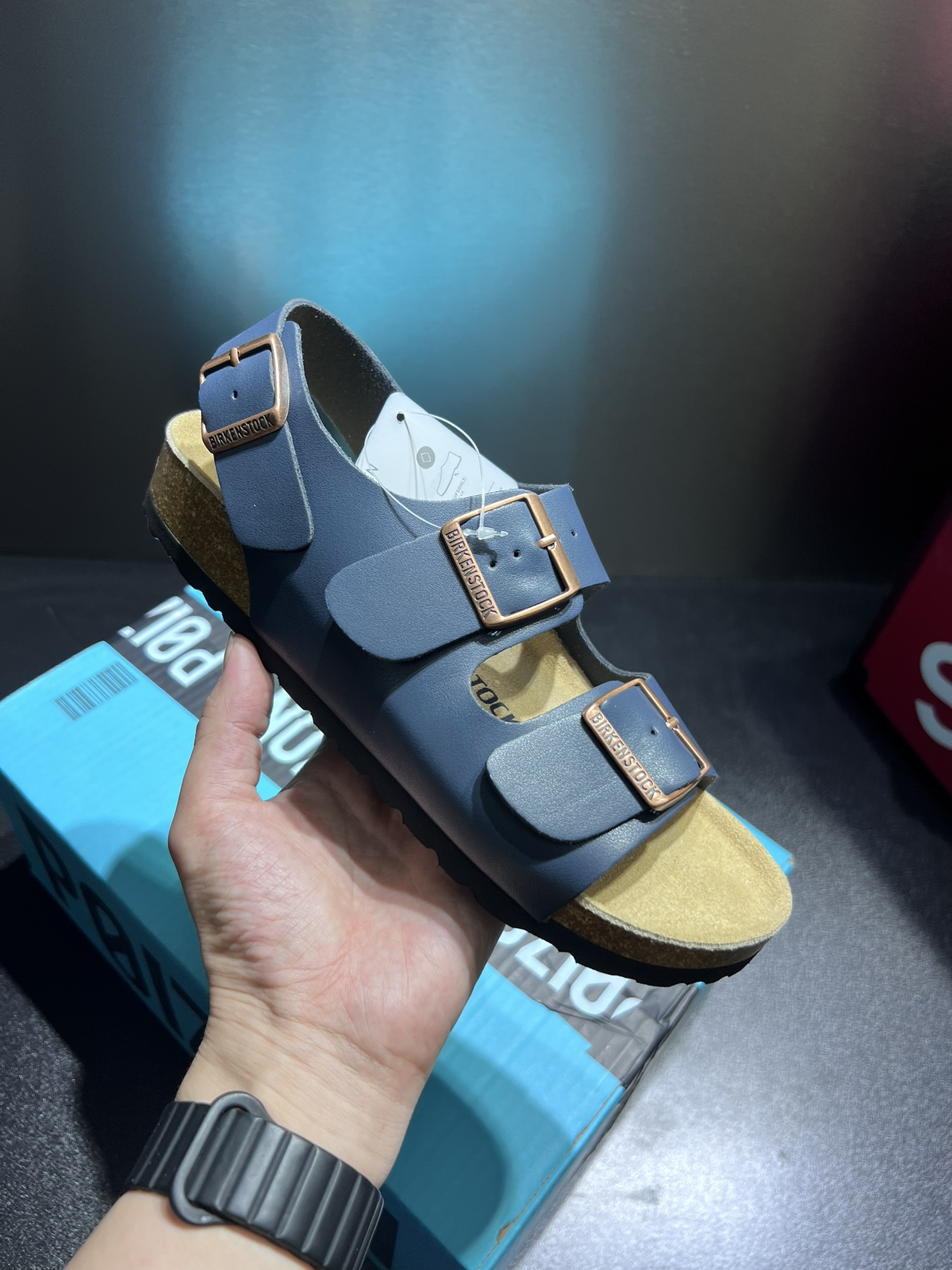 NO:348676,Real price ·Birken shoes, half-mopping and flip-flop sandals. It is very simple without too much decoration, but it has a bit retro flavor and cute cuteness and random combinations!  Consistently minimalist style, without any logo embellishment, easy to hold, loose feel, semi-outsourcing, protecting toes. Ergonomic design, scattering foot pressure, comfortable and full of comfort, and no pressure on the whole day!  The whole pair of shoes seems simple, but the craftsmanship is difficult... The casual and lazy design style can be easily controlled whether it is eight commuting or sunrise. Fashion and comfort coexist. It is the essential item in summer and spring. Women's size 35--40 Men's size 40--45, sandals19860909实价 ·勃肯鞋,包头半拖、二字拖凉鞋 没有过多的装饰很简单,但带有点复古味杲萌可爱随意搭配都好看！一贯极简风格 没有任何 logo点缀 轻拿松捏松弛的感秘籍半外包观保护脚趾. 人体工学设分计散脚步压力 舒度适拉满 暴走整一天毫无压力！ 整双鞋子看似简单其实工艺很难…… 随性慵懒的计设风格 无论早是八通勤还是日出常行都能轻松驾驭～时尚与适舒并存～夏春必备单品是就它了 女码35--40 男码40--45,,sandals,Men's shoes