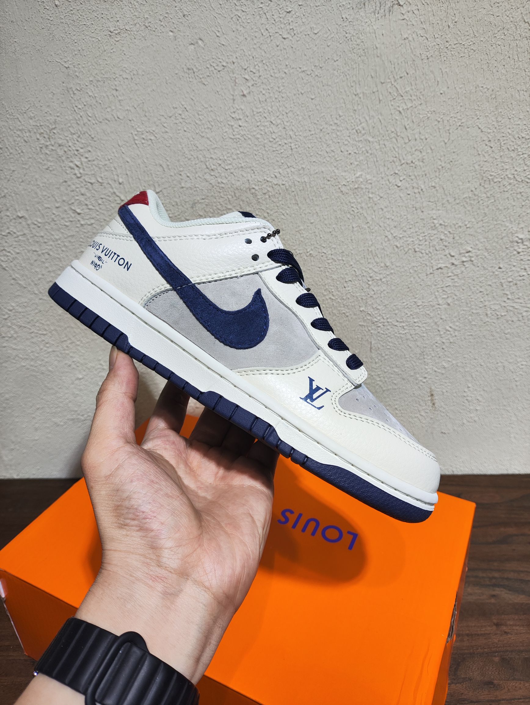 NO:639568,High version, real price, member-only Nike Dunk Low By You, exclusive custom-made men's sports shoes size; 36~45 (with half size) Nowadays, Nike dunk's customization business has become more and more common among consumer groups, and many friends who love sneakers will choose to customize their own sneakers.  The pursuit of limited edition is no longer a secret. At the same time, the constant topic of shoe speculation also gives the word 'limited edition' itself more indescribable meaning. If limited edition was mentioned 10 years ago, most people would associate it with those shoes that were sold in small quantities and difficult to obtain. But today, when mentioning 'limited edition', both people seem to think of price. Even the protagonist of our article today, 'NIKE customization service', has become a way to chase limited edition.,,sneakers19860909高版本实价 会员限定Nike Dunk Low By You 专属定制男子运动鞋 size；36~45（带半码） 如今Nike dunk的定制业务在消费者群体中已经越 来越普遍化,很多喜爱球鞋的朋友都会选择定制属于 自己的球鞋. 追求限量早已不是什么秘密了.同时,贯穿的炒鞋话题,也让「限量」两个字本身有了更多的一言难尽的意味.如果在10年前提及限量,大多数人会将它与那些发售数量较少,入手难度颇高的鞋款挂钩,但在今日,再提及「限量」两宇仿佛都会联想到价格上面.就连我们今日文章的主角「NIKE定制服务」,也变成了一种追逐限量的方式.,,sneakers,Men's shoes