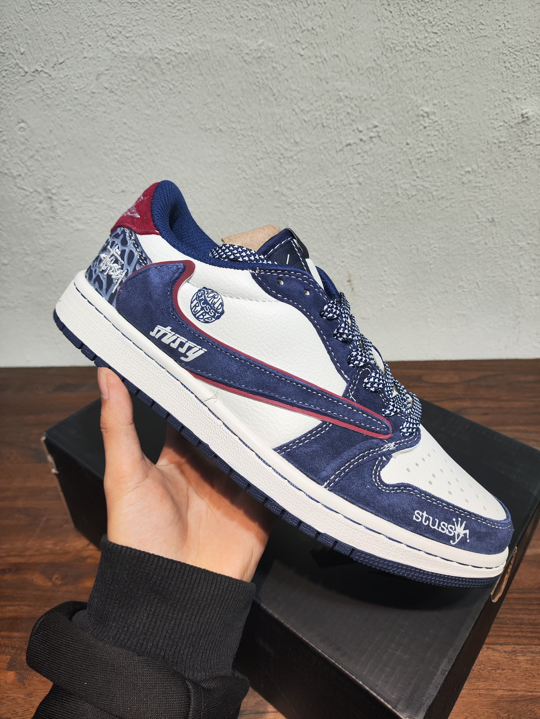 NO:680653,The top version is different from the market product] Feel free to compare the difference between the version, the market refined delivery, the market junk product, the same picture, the price is different, because the version is different, don’t be fooled by the same copywriters and stolen pictures from outside, mixed with low prices and high luxury pictures. Once you receive the comparison of quality, you will know where the gap is. Don’t brag and look for the terminal. I don’t guarantee that my products are the cheapest, but I definitely guarantee that they are worth every penny of your hard-earned money!  Local store private Air 1 Low 1 Joe 1 co-branded barb high-end customized low-top retro basketball shoes #customized shoebox pure original quality shipment from the factory ultra-high cleanliness clean leather cutting without any burrs perfect details item number  44.5 45,19860909顶级版本区别市场货】随意对比对版区别市面精修发货区别市场垃级货同图不同价为版本不同不要被外面同文案盗图党混发低价格拿高奢图迷惑.收到一对比品质就知道差距在哪里啦,不吹虚认准终端不保证我的品都是最便宜的,但绝对保证对得起兄弟们每分血汗钱！ 本地 放店私 Air 1 Low 1 乔1 联名 倒钩高端定制 低帮复古篮球鞋 #定制鞋盒 大厂纯原品质出货 超高清洁度 皮料切割干净无任何毛边 细节完美 货号XZ-002 尺码36 36.5 37.5 38 36.5 39 40 40.5 41 42 42.5 43 44 44.5 45,,Men's shoes