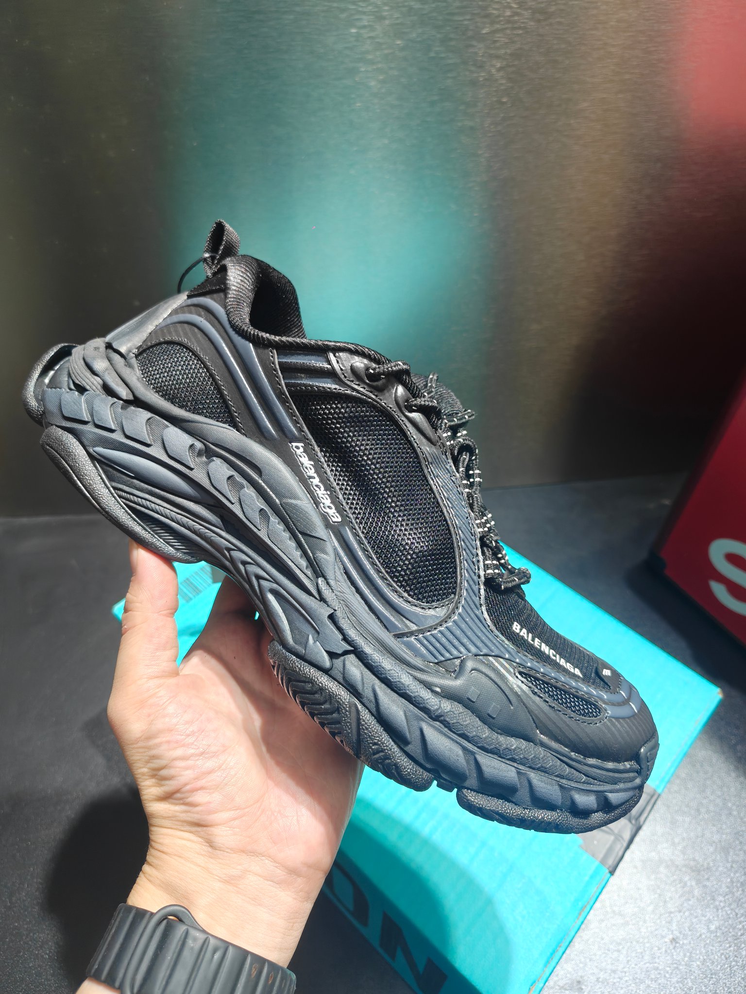 NO:828921,Real price Balenciaga Triple S .2 Thick-soled lace-up low-top Balenciaga is designed by Cristobal Balenciaga, a great genius designer who is known as the representative of the twentieth century.  For more than half a century since the brand was founded, Balenciaga has been famous in the fashion industry for its fashion and elegance. Its themed products include women's and men's handbags, motorcycle bags, and fashion. After Wang Daren resigned as the brand designer in 2015, the brand's style has undergone earth-shaking changes. With its extremely popular street style, Balenciaga has quickly dominated major fashion weeks and fashion circles. 36-46,,balenciaga,balenciaga19860909实价 Balenciaga巴黎世家 Triple S .2 厚底系带 低帮  Balenciaga是由被誉为代表二十世纪的伟大天才设计师 CristobalBalenciaga 创立的,在品牌创立的大半个世纪以来,巴黎世家一直以时尚、典雅闻名于时装界,它的主题产品有女士和男士提包、机车包、和时装,在15年王大仁卸任品牌设计师后,品牌的风格发生了翻天覆地的变化,凭借着人气超高的街头风、等迅速霸屏各大时装周和时尚圈. 36-46,,balenciaga,balenciaga,Men's shoes