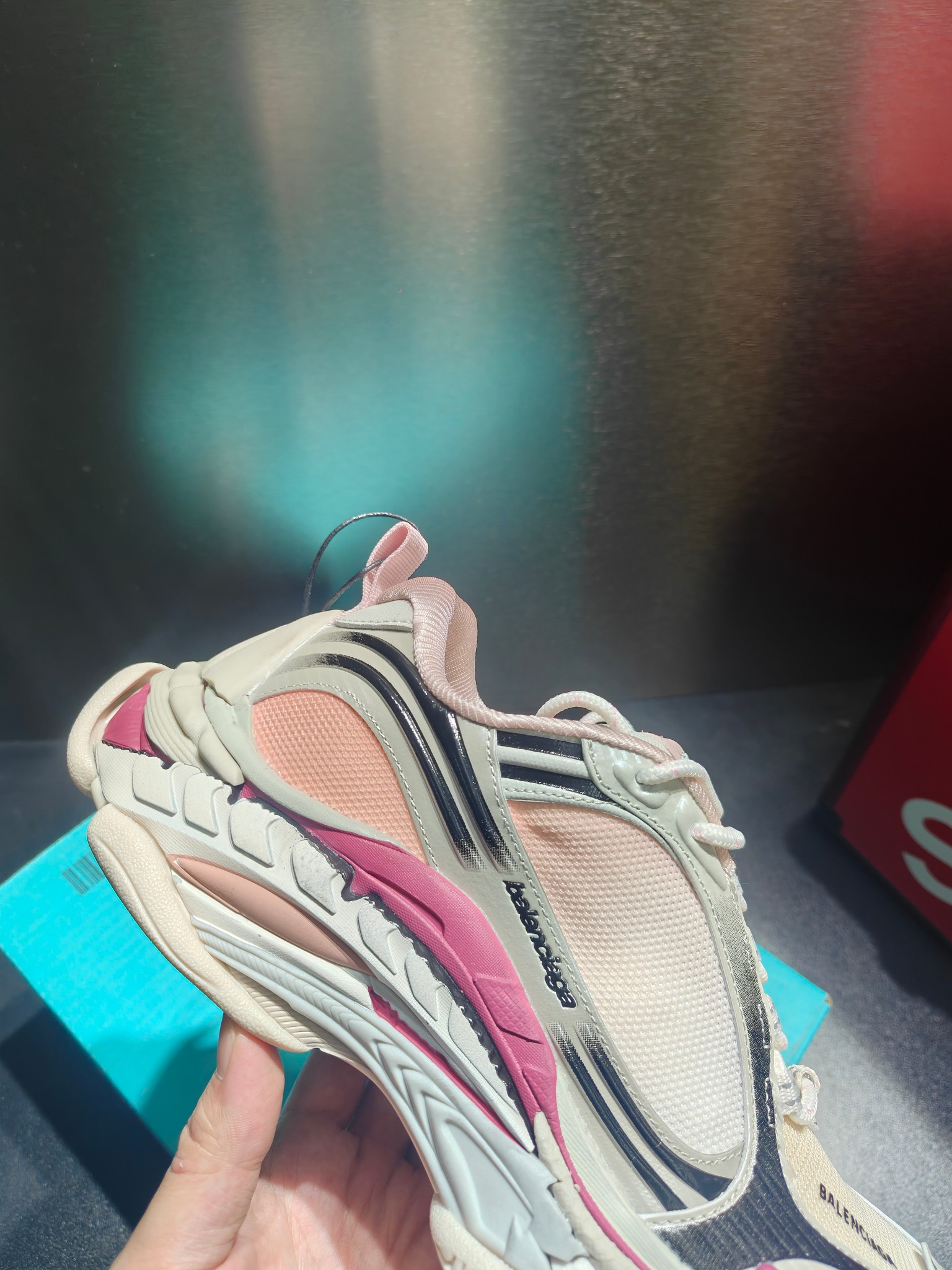 NO:828909,Real price Balenciaga Triple S .2 Thick-soled lace-up low-top Balenciaga is designed by Cristobal Balenciaga, a great genius designer who is known as the representative of the twentieth century.  Founded in 2015, Balenciaga has been famous for its fashion and elegance in the fashion industry for more than half a century. Its theme products include women's and men's handbags, motorcycle bags, and fashion. After Wang Daren resigned as brand designer in 2015, the brand's style has undergone earth-shaking changes. With its extremely popular street style, Balenciaga has quickly dominated major fashion weeks and fashion circles. 36-40,,balenciaga,balenciaga19860909实价 Balenciaga巴黎世家 Triple S .2 厚底系带 低帮  Balenciaga是由被誉为代表二十世纪的伟大天才设计师 CristobalBalenciaga 创立的,在品牌创立的大半个世纪以来,巴黎世家一直以时尚、典雅闻名于时装界,它的主题产品有女士和男士提包、机车包、和时装,在15年王大仁卸任品牌设计师后,品牌的风格发生了翻天覆地的变化,凭借着人气超高的街头风、等迅速霸屏各大时装周和时尚圈. 36-40,,balenciaga,balenciaga,Men's shoes