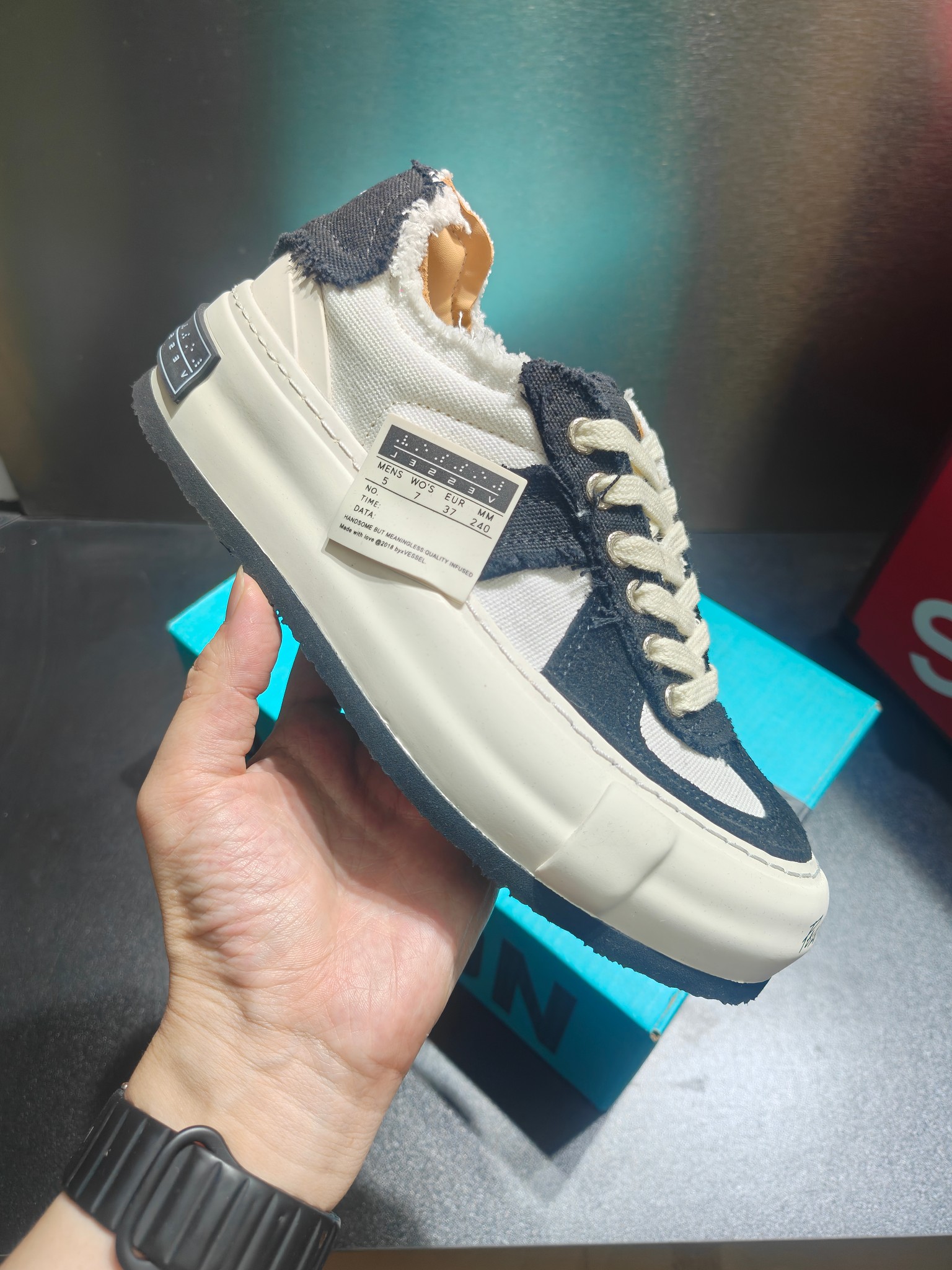 NO:830834,High version real price Jianhao Wu x VESSEL Black Tail De Xun Low Top Nougat Snowflake Crisp Fashionable Canvas Shoes Deconstructing Guiyi as the core breaks the traditional symmetry of De Xun shoes with layered splicing, component reorganization and partial deconstruction to give the shoes a new design tension. The brand breaks out of the regular paradigm of shoemaking and incorporates unique deconstructed aesthetics in details such as the tongue and midsole. It not only continues the elegance and high-end style of the style  It can harmoniously echo with multi-color clothing and easily adapt to diverse styles such as sweet-cool, retro, light and mature. The upper texture is delicate and distinct, conveying a retro and high-end atmosphere. The cashew flower design on the sole provides assistance for grip and enriches the overall design of the shoe. Size: 35 36 37 38 39 40 41 42 43 44 45,19860909高版本实价 吴建豪 x VESSEL 黑尾德训低帮 牛轧糖雪花酥时尚潮流帆布鞋 解构圭义为核心 打破德训鞋传统对称以层叠拼接、部件重组与局部解构赋予鞋款焕新设计张力品牌跳出制鞋规整范式鞋舌、中底等细节处融入独特解构美学. 既延续风的优雅高级 又能与多色系服饰和谐呼应轻松适配甜酷、复古、轻熟等多元风格造型 鞋面纹理细腻、层次分明,传递复古高级氛围 鞋底腰果花设计,为抓地力提供助力同时丰富鞋款整体设计感 尺码:35 36 37 38 39 40 41 42 43 44 45,,Men's shoes