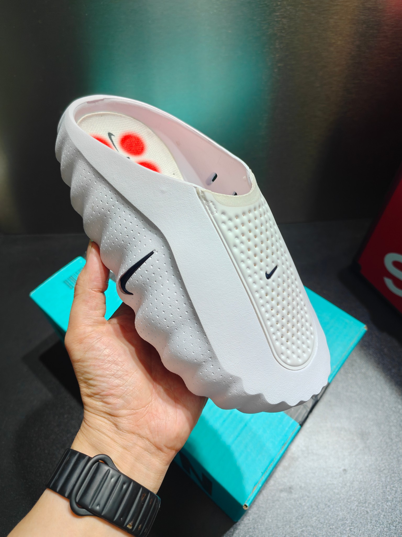 NO:834185,NIKE MIND 001 has no special function toe-toe massage slippers. 11 comes standard with combination sole MD soft sole. Ultra-high cleanliness. The massage function effect is synchronized with the original version. Differentiating market currencies. Mind 001 draws inspiration from neuroscience to create a sneaker that not only has a unique appearance but also brings a different sensory experience to the wearer. This new work will continue this core direction. The Mind series, which has been polished for ten years, carries Nike's vision for future shoes. Each pair of shoes in the series, the outsole is made of  Composed of 22 independent foam nodules, designed to simulate a barefoot-like experience. These nodules N promote the body's natural gait by interacting with the sensory receptors on the soles of the feet. Item No. HY5028 200 Sizes 36-47,, slippers19860909NIKE MIND 001无特殊功能包头按摩拖鞋 11标配组合底 MD软底 超高清洁度 按摩功能效果同步原版 区别市场通货 Mind 001 从神经科学中汲取灵感,打造出一款不仅外观独特,更能为穿着者带来别样感知体验的球鞋,此次新作将继续延续此核心方向.历时十年打磨的 Mind 系列,承载着 Nike 对未来鞋款的愿景呈现.系列中的每双鞋,外底均由 22 个独立泡沫结节构成,旨在模拟赤足般的体验.这些结节N通过与足底感官感受器的相互作用,从而促进人体的自然步态. 货号HY5028 200 尺码36-47,,slippers,Men's shoes