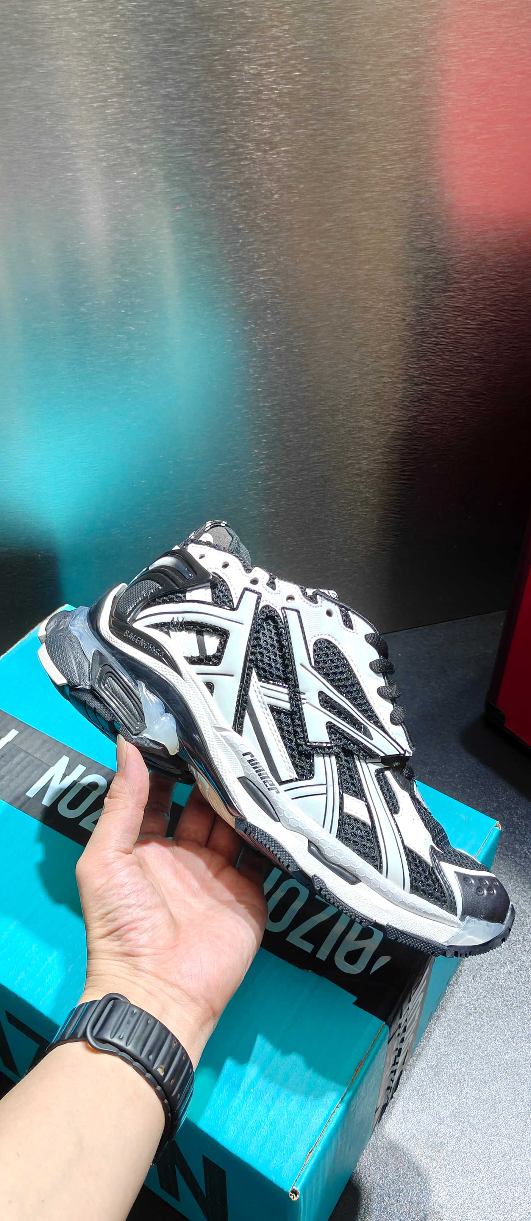 NO:850537,Real price lamp Balenciaga Runner LED black and green [item number] 853225 WRNLD 1000 [size] 35-46 code 2O3225 Black Warrior distressed mesh + leather splicing, full of retro functionality. The midsole comes with a fluorescent green light strip, which brings focus when you go out on the street at night. Ultra-light outsole, the 'lightweight king' among dad's shoes, does not fit on the foot, balenciaga19860909实价 灯 巴黎世家 Runner LED 黑绿【货号】853225 WRNLD 1000【尺码】35-46 编码2O3225 黑武士做旧网面 + 皮革拼接,复古机能感拉满 中底自带荧光绿光条,夜晚出街直接自带焦点 超轻大底,老爹鞋里的 “轻量王者”,上脚不,,balenciaga,Men's shoes