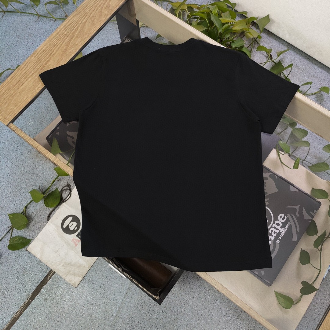 🛒购物价：60💰[原标包装吊牌采用纯棉200克.圆领印花]另外有240克260克需要详细咨询.2024春夏新款BALECIAGA✖️Adidas巴黎世家联名阿迪达斯经典logo图案印花休闲情侣短袖T恤，轻奢高级，上身效果，绝绝子，采用200纯棉面料，全套定制辅料，印花采用胶浆印花，还原原版色度，无性别区分，男女同款，衣