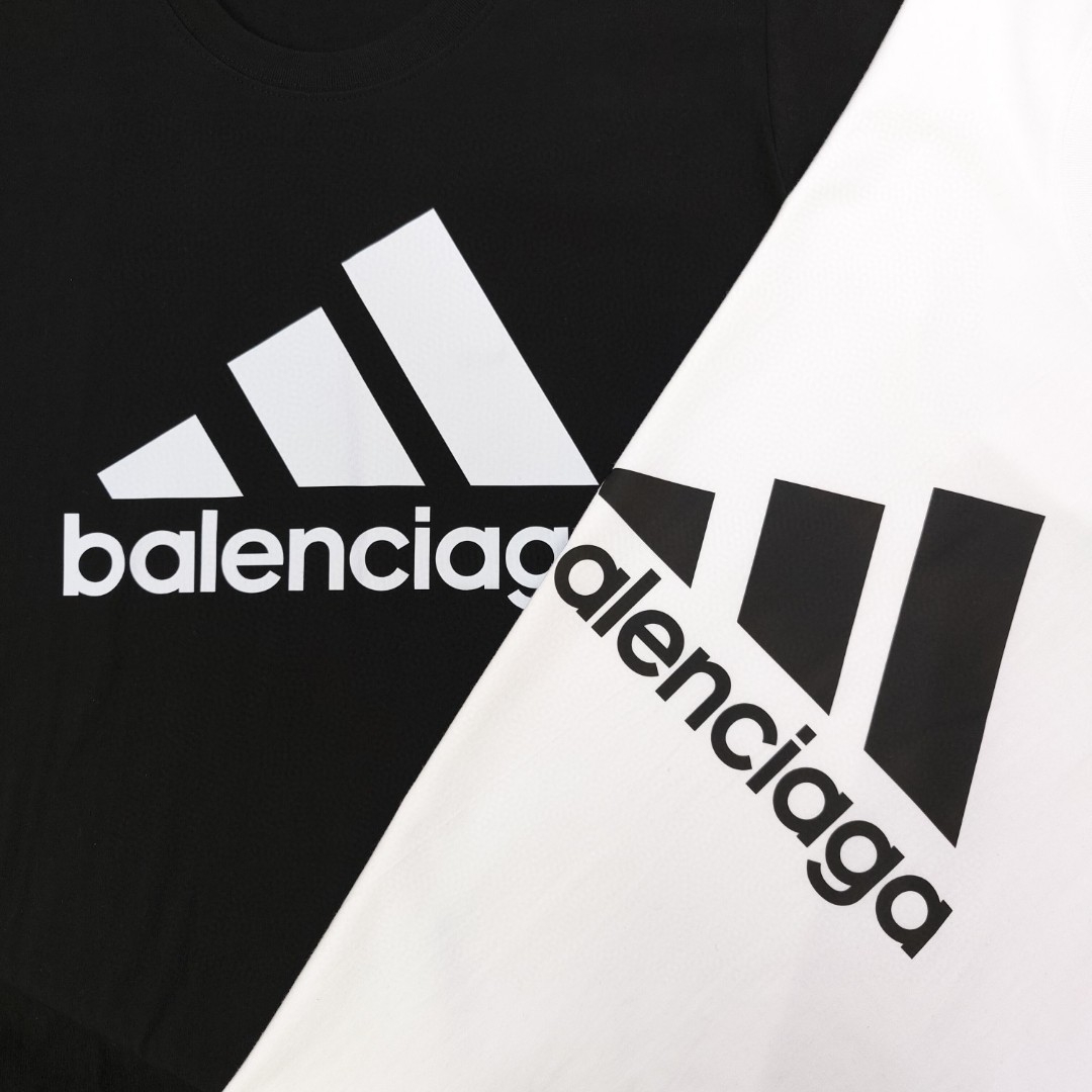 🛒购物价：60💰[原标包装吊牌采用纯棉200克.圆领印花]另外有240克260克需要详细咨询.2024春夏新款BALECIAGA✖️Adidas巴黎世家联名阿迪达斯经典logo图案印花休闲情侣短袖T恤，轻奢高级，上身效果，绝绝子，采用200纯棉面料，全套定制辅料，印花采用胶浆印花，还原原版色度，无性别区分，男女同款，衣