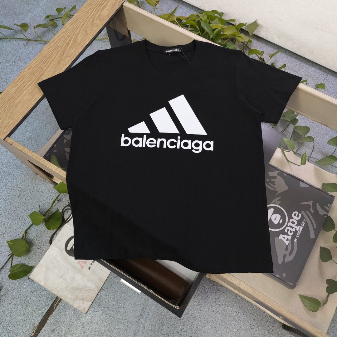 🛒购物价：60💰[原标包装吊牌采用纯棉200克.圆领印花]另外有240克260克需要详细咨询.2024春夏新款BALECIAGA✖️Adidas巴黎世家联名阿迪达斯经典logo图案印花休闲情侣短袖T恤，轻奢高级，上身效果，绝绝子，采用200纯棉面料，全套定制辅料，印花采用胶浆印花，还原原版色度，无性别区分，男女同款，衣