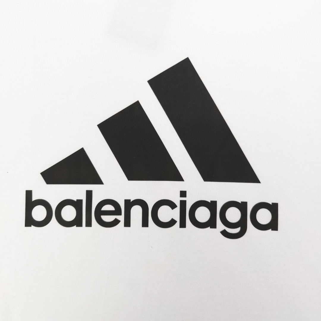 🛒购物价：60💰[原标包装吊牌采用纯棉200克.圆领印花]另外有240克260克需要详细咨询.2024春夏新款BALECIAGA✖️Adidas巴黎世家联名阿迪达斯经典logo图案印花休闲情侣短袖T恤，轻奢高级，上身效果，绝绝子，采用200纯棉面料，全套定制辅料，印花采用胶浆印花，还原原版色度，无性别区分，男女同款，衣