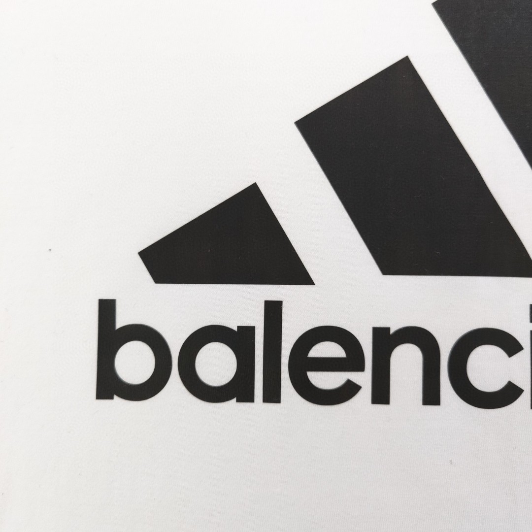🛒购物价：60💰[原标包装吊牌采用纯棉200克.圆领印花]另外有240克260克需要详细咨询.2024春夏新款BALECIAGA✖️Adidas巴黎世家联名阿迪达斯经典logo图案印花休闲情侣短袖T恤，轻奢高级，上身效果，绝绝子，采用200纯棉面料，全套定制辅料，印花采用胶浆印花，还原原版色度，无性别区分，男女同款，衣