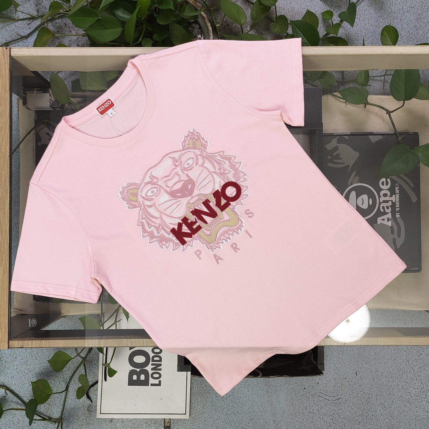 💰90
【款号：Su711】高版本
2025新款KENZO高田贤三刺绣老虎头图案logo绣花休闲情侣短袖T恤，简单整洁的配色，吸睛且高端大气，胸前几十万针精工刺绣，依然保持一丝不苟的严谨态度，给您高端品质，采用最受欢迎的丝光棉精棉面料，优质透气，舒适凉爽。内里刺绣处，网纱处理，亲肤舒适，男女同款！
颜色：粉色
尺码：S～XL
    肩宽 胸围 衣长
S    42    100   65
M    44   104   67
L    46   108   69
XL  48    112   71
（注：手工测量，误差1-2cm）