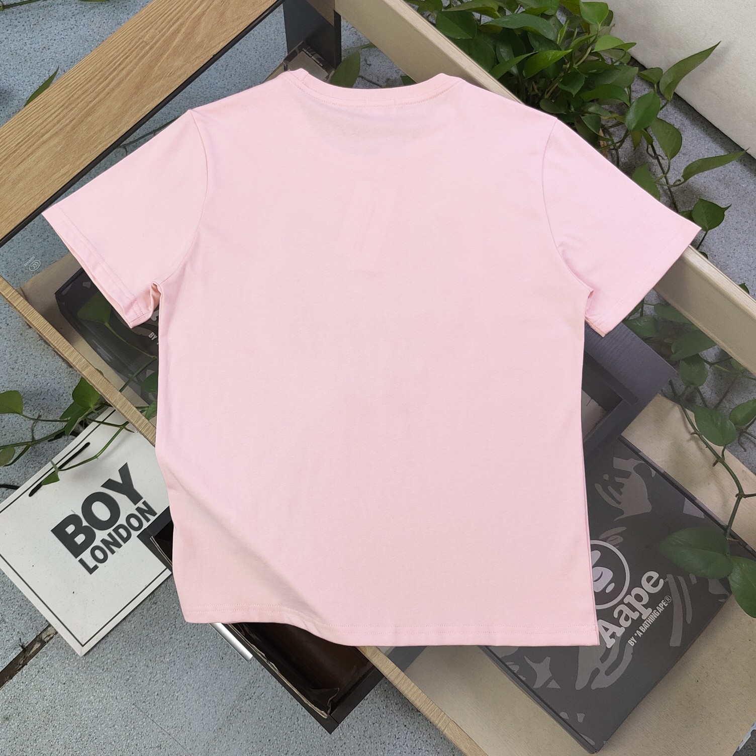 💰90
【款号：Su711】高版本
2025新款KENZO高田贤三刺绣老虎头图案logo绣花休闲情侣短袖T恤，简单整洁的配色，吸睛且高端大气，胸前几十万针精工刺绣，依然保持一丝不苟的严谨态度，给您高端品质，采用最受欢迎的丝光棉精棉面料，优质透气，舒适凉爽。内里刺绣处，网纱处理，亲肤舒适，男女同款！
颜色：粉色
尺码：S～XL
    肩宽 胸围 衣长
S    42    100   65
M    44   104   67
L    46   108   69
XL  48    112   71
（注：手工测量，误差1-2cm）