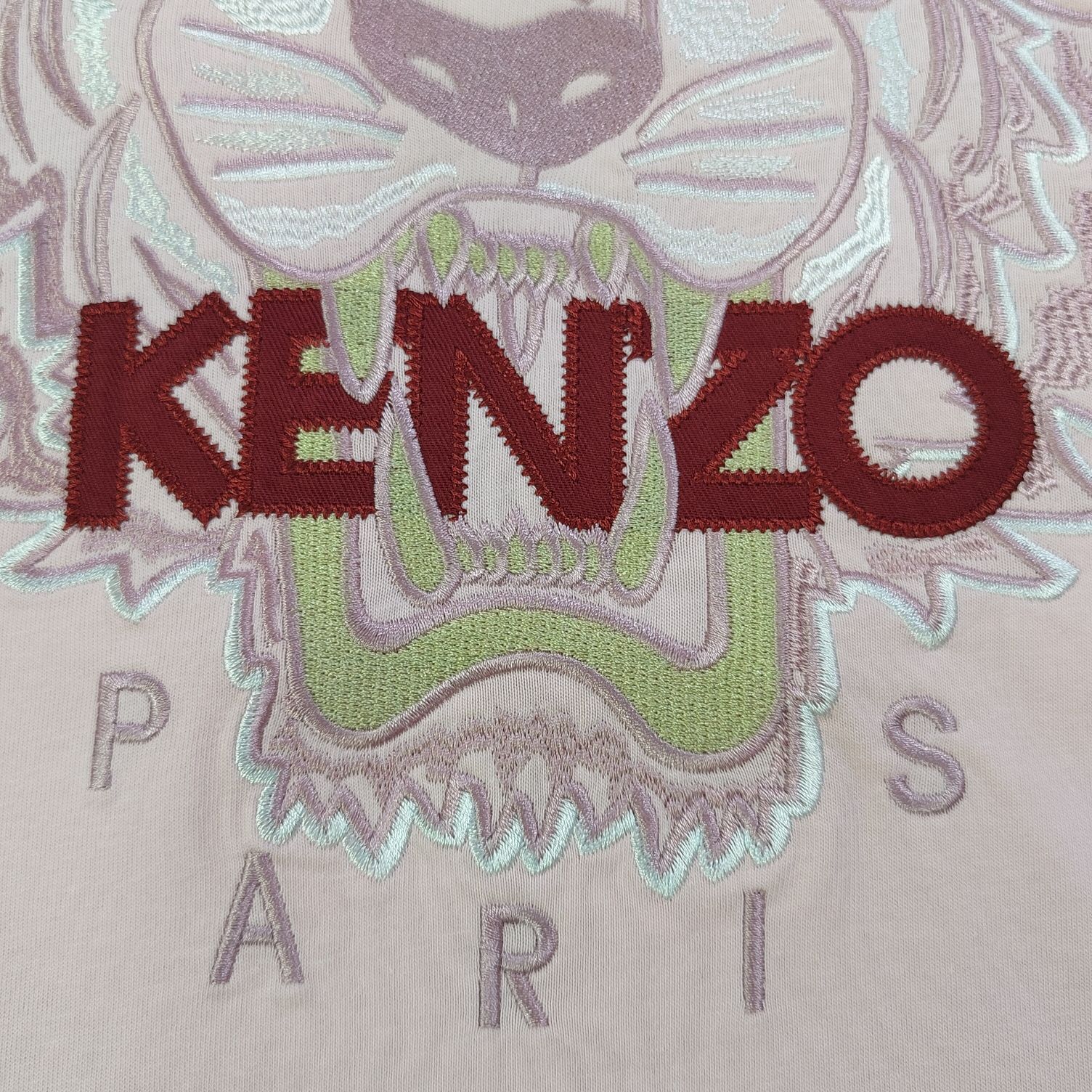 💰90
【款号：Su711】高版本
2025新款KENZO高田贤三刺绣老虎头图案logo绣花休闲情侣短袖T恤，简单整洁的配色，吸睛且高端大气，胸前几十万针精工刺绣，依然保持一丝不苟的严谨态度，给您高端品质，采用最受欢迎的丝光棉精棉面料，优质透气，舒适凉爽。内里刺绣处，网纱处理，亲肤舒适，男女同款！
颜色：粉色
尺码：S～XL
    肩宽 胸围 衣长
S    42    100   65
M    44   104   67
L    46   108   69
XL  48    112   71
（注：手工测量，误差1-2cm）