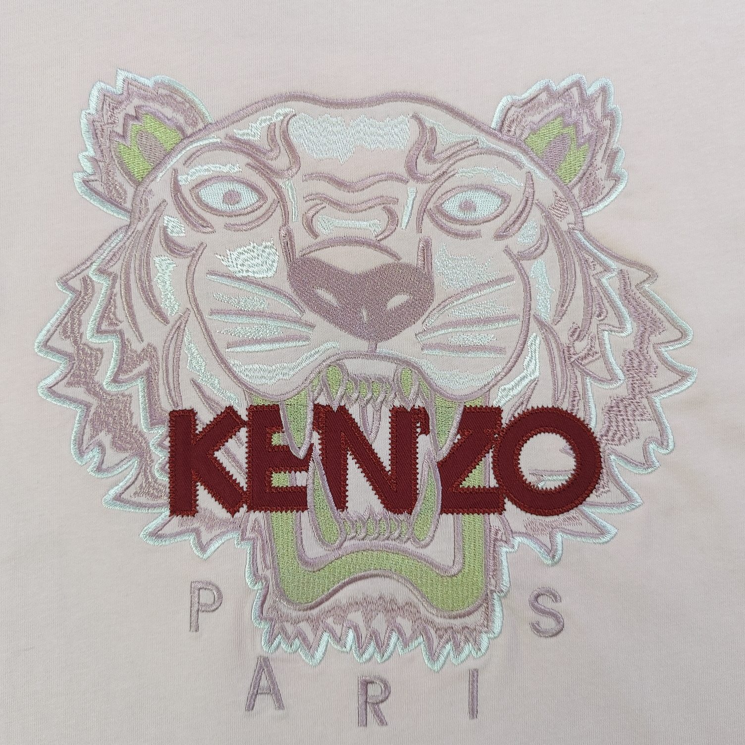 💰90
【款号：Su711】高版本
2025新款KENZO高田贤三刺绣老虎头图案logo绣花休闲情侣短袖T恤，简单整洁的配色，吸睛且高端大气，胸前几十万针精工刺绣，依然保持一丝不苟的严谨态度，给您高端品质，采用最受欢迎的丝光棉精棉面料，优质透气，舒适凉爽。内里刺绣处，网纱处理，亲肤舒适，男女同款！
颜色：粉色
尺码：S～XL
    肩宽 胸围 衣长
S    42    100   65
M    44   104   67
L    46   108   69
XL  48    112   71
（注：手工测量，误差1-2cm）