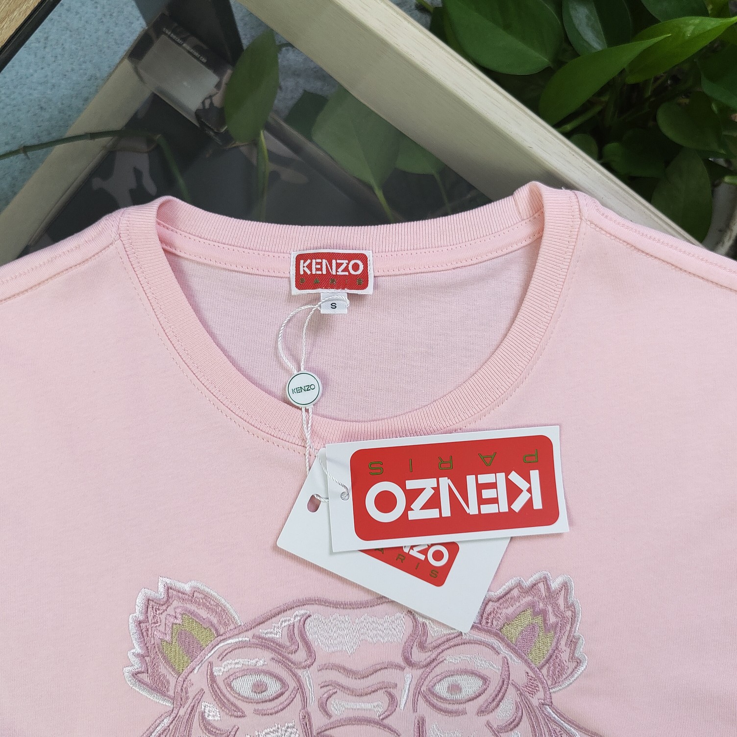 💰90
【款号：Su711】高版本
2025新款KENZO高田贤三刺绣老虎头图案logo绣花休闲情侣短袖T恤，简单整洁的配色，吸睛且高端大气，胸前几十万针精工刺绣，依然保持一丝不苟的严谨态度，给您高端品质，采用最受欢迎的丝光棉精棉面料，优质透气，舒适凉爽。内里刺绣处，网纱处理，亲肤舒适，男女同款！
颜色：粉色
尺码：S～XL
    肩宽 胸围 衣长
S    42    100   65
M    44   104   67
L    46   108   69
XL  48    112   71
（注：手工测量，误差1-2cm）