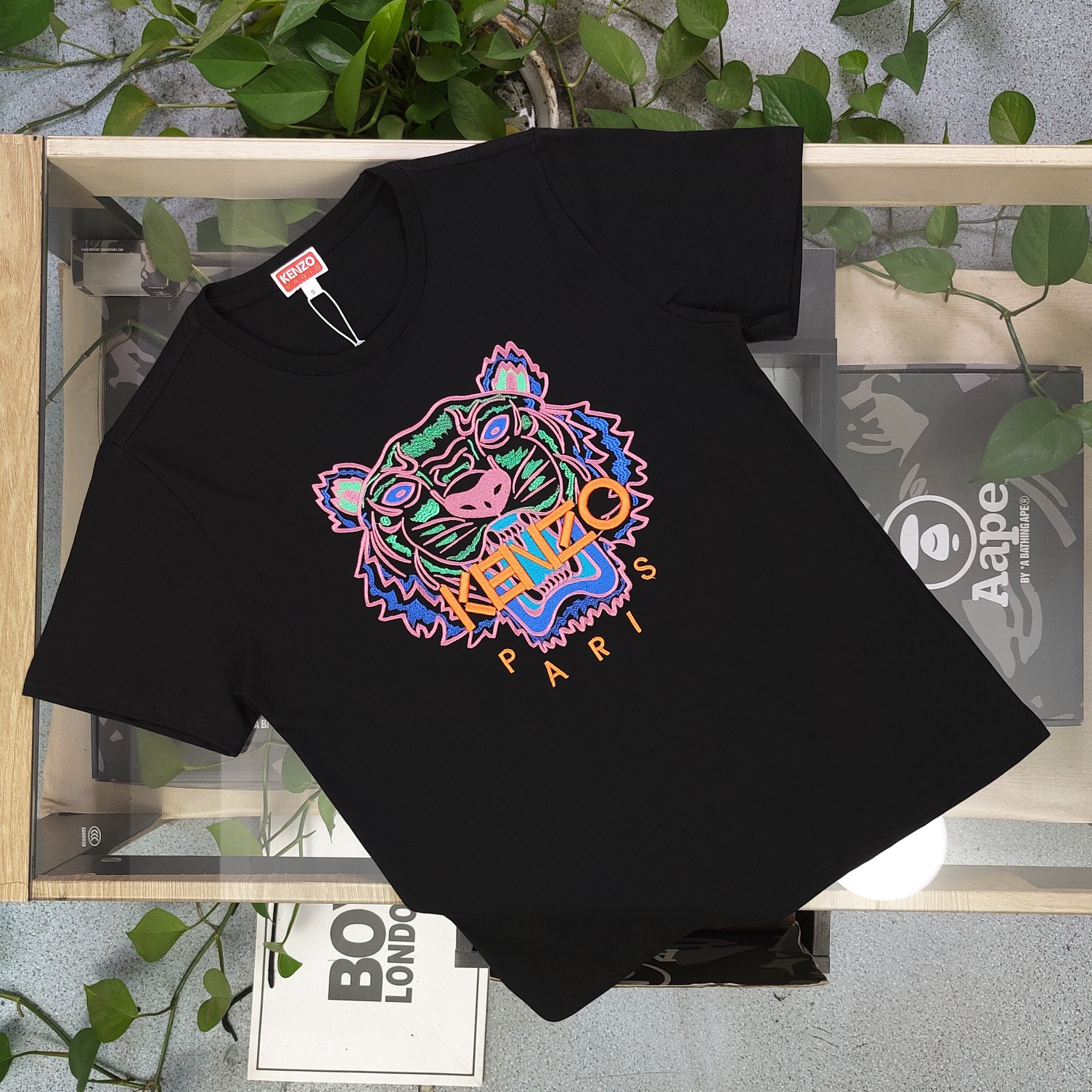 💰90
【款号：Su712】高版本
2025新款KENZO高田贤三刺绣老虎头图案logo绣花休闲情侣短袖T恤，简单整洁的配色，吸睛且高端大气，胸前几十万针精工刺绣，依然保持一丝不苟的严谨态度，给您高端品质，采用最受欢迎的丝光棉精棉面料，优质透气，舒适凉爽。内里刺绣处，网纱处理，亲肤舒适，男女同款！
颜色：黑色
尺码：S～XL
    肩宽 胸围 衣长
S    42    100   65
M    44   104   67
L    46   108   69
XL  48    112   71
（注：手工测量，误差1-2cm）