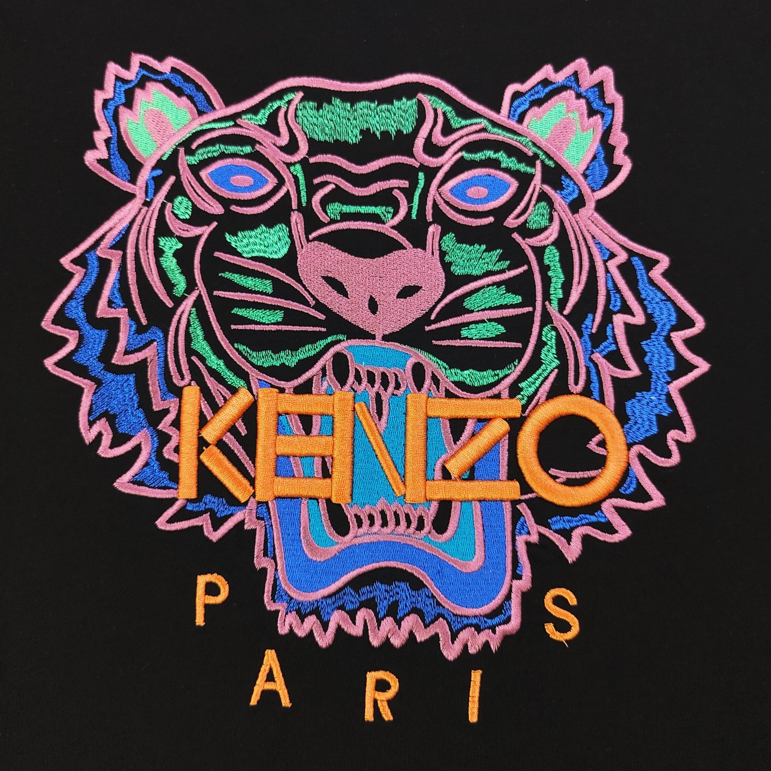 💰90
【款号：Su712】高版本
2025新款KENZO高田贤三刺绣老虎头图案logo绣花休闲情侣短袖T恤，简单整洁的配色，吸睛且高端大气，胸前几十万针精工刺绣，依然保持一丝不苟的严谨态度，给您高端品质，采用最受欢迎的丝光棉精棉面料，优质透气，舒适凉爽。内里刺绣处，网纱处理，亲肤舒适，男女同款！
颜色：黑色
尺码：S～XL
    肩宽 胸围 衣长
S    42    100   65
M    44   104   67
L    46   108   69
XL  48    112   71
（注：手工测量，误差1-2cm）