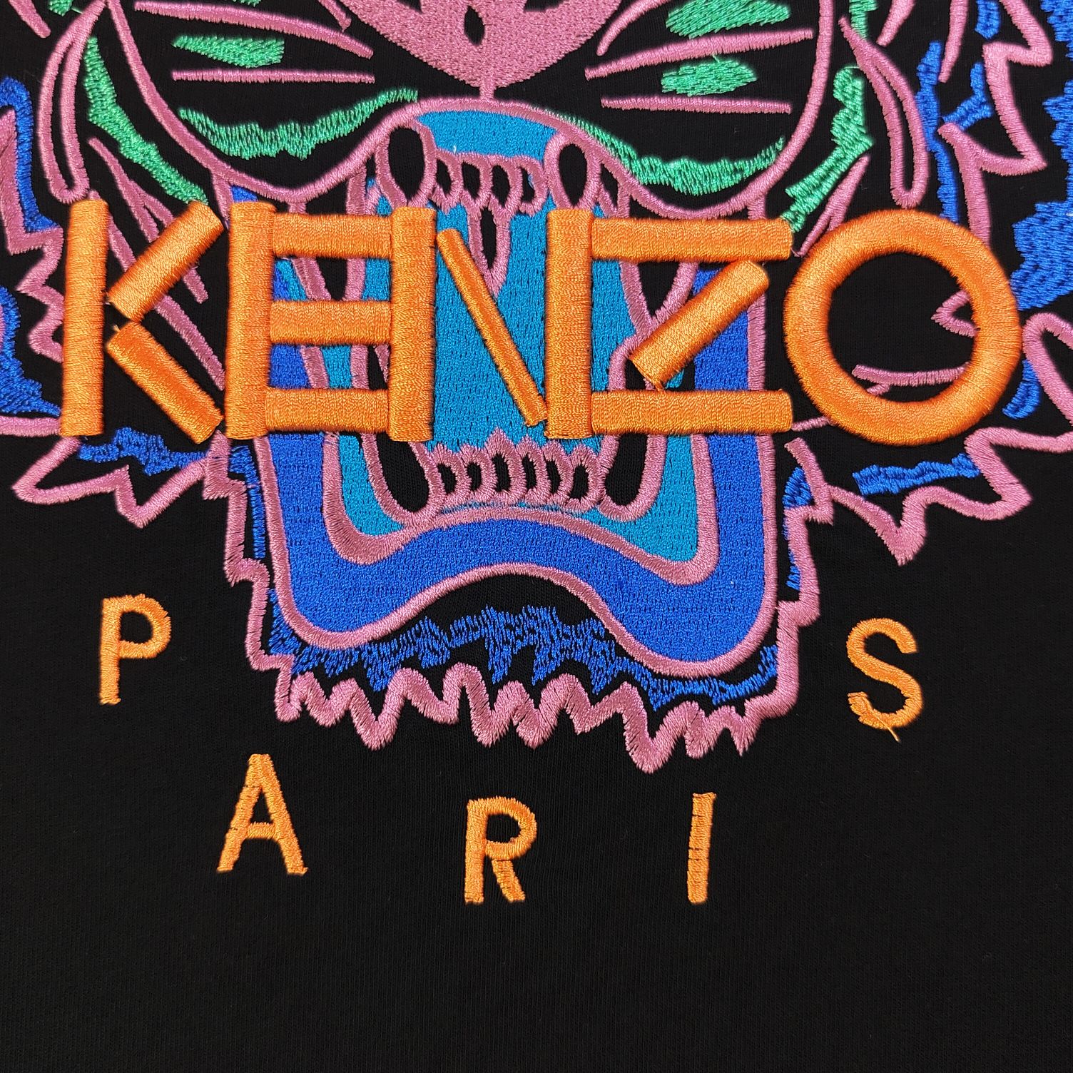 💰90
【款号：Su712】高版本
2025新款KENZO高田贤三刺绣老虎头图案logo绣花休闲情侣短袖T恤，简单整洁的配色，吸睛且高端大气，胸前几十万针精工刺绣，依然保持一丝不苟的严谨态度，给您高端品质，采用最受欢迎的丝光棉精棉面料，优质透气，舒适凉爽。内里刺绣处，网纱处理，亲肤舒适，男女同款！
颜色：黑色
尺码：S～XL
    肩宽 胸围 衣长
S    42    100   65
M    44   104   67
L    46   108   69
XL  48    112   71
（注：手工测量，误差1-2cm）