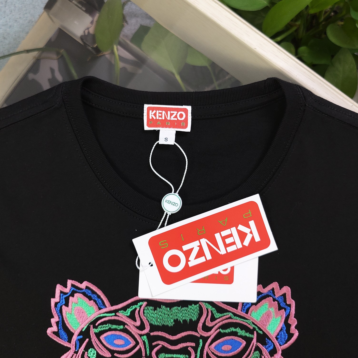 💰90
【款号：Su712】高版本
2025新款KENZO高田贤三刺绣老虎头图案logo绣花休闲情侣短袖T恤，简单整洁的配色，吸睛且高端大气，胸前几十万针精工刺绣，依然保持一丝不苟的严谨态度，给您高端品质，采用最受欢迎的丝光棉精棉面料，优质透气，舒适凉爽。内里刺绣处，网纱处理，亲肤舒适，男女同款！
颜色：黑色
尺码：S～XL
    肩宽 胸围 衣长
S    42    100   65
M    44   104   67
L    46   108   69
XL  48    112   71
（注：手工测量，误差1-2cm）