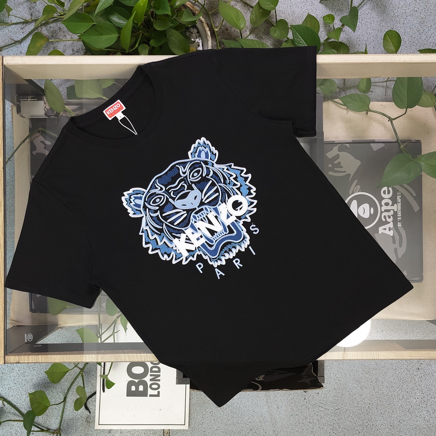 💰90
【款号：Su713】高版本
2025新款KENZO高田贤三刺绣老虎头图案logo绣花休闲情侣短袖T恤，简单整洁的配色，吸睛且高端大气，胸前几十万针精工刺绣，依然保持一丝不苟的严谨态度，给您高端品质，采用最受欢迎的丝光棉精棉面料，优质透气，舒适凉爽。内里刺绣处，网纱处理，亲肤舒适，男女同款！
颜色：黑色
尺码：S～XL
    肩宽 胸围 衣长
S    42    100   65
M    44   104   67
L    46   108   69
XL  48    112   71
（注：手工测量，误差1-2cm）