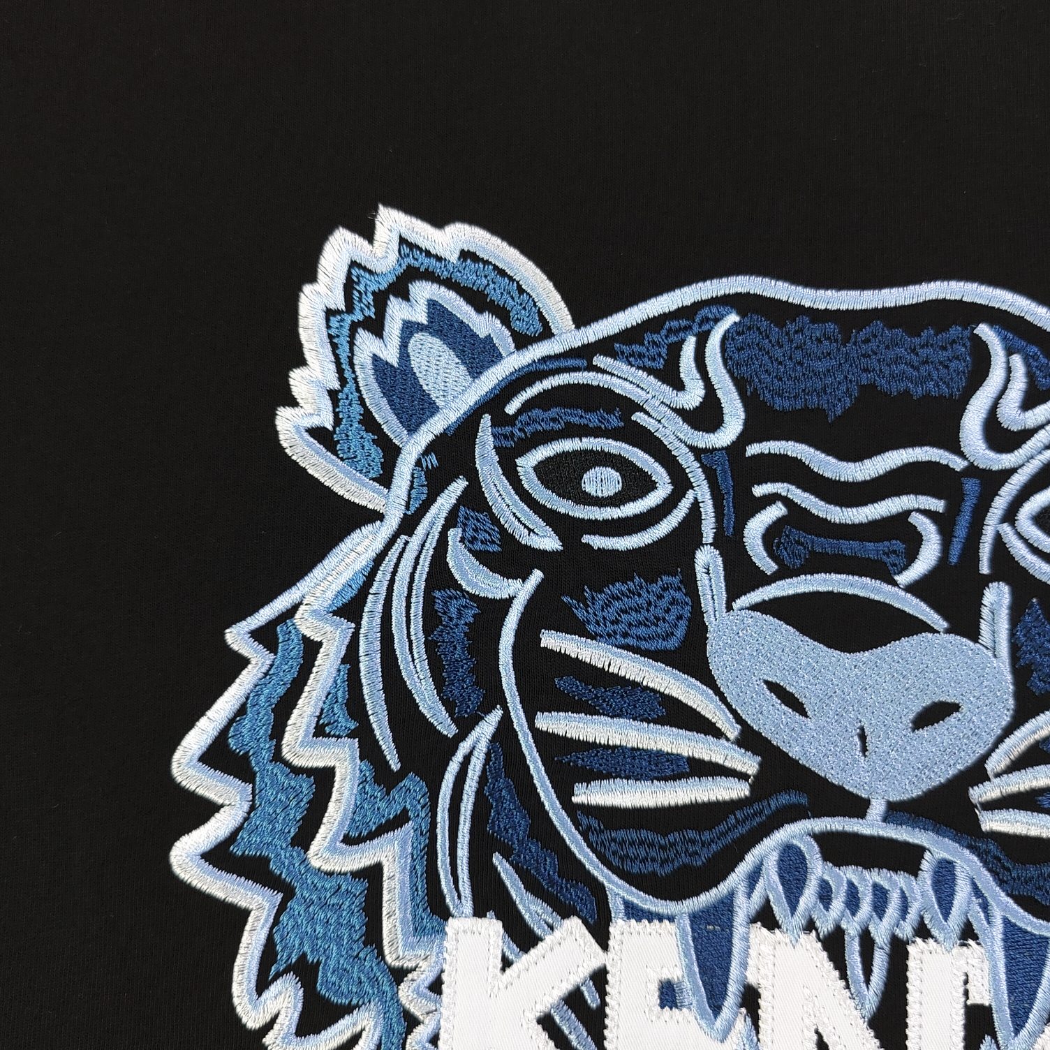💰90
【款号：Su713】高版本
2025新款KENZO高田贤三刺绣老虎头图案logo绣花休闲情侣短袖T恤，简单整洁的配色，吸睛且高端大气，胸前几十万针精工刺绣，依然保持一丝不苟的严谨态度，给您高端品质，采用最受欢迎的丝光棉精棉面料，优质透气，舒适凉爽。内里刺绣处，网纱处理，亲肤舒适，男女同款！
颜色：黑色
尺码：S～XL
    肩宽 胸围 衣长
S    42    100   65
M    44   104   67
L    46   108   69
XL  48    112   71
（注：手工测量，误差1-2cm）