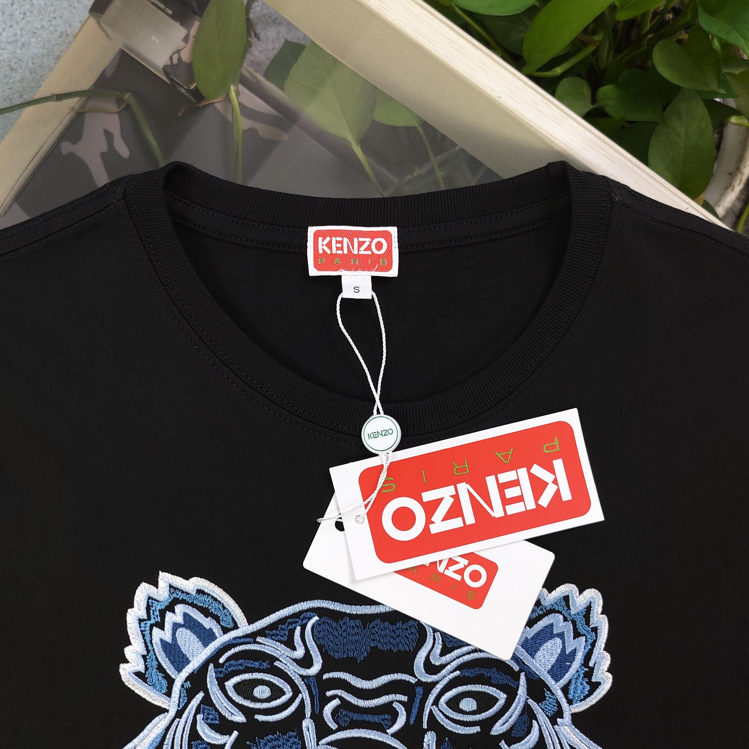 💰90
【款号：Su713】高版本
2025新款KENZO高田贤三刺绣老虎头图案logo绣花休闲情侣短袖T恤，简单整洁的配色，吸睛且高端大气，胸前几十万针精工刺绣，依然保持一丝不苟的严谨态度，给您高端品质，采用最受欢迎的丝光棉精棉面料，优质透气，舒适凉爽。内里刺绣处，网纱处理，亲肤舒适，男女同款！
颜色：黑色
尺码：S～XL
    肩宽 胸围 衣长
S    42    100   65
M    44   104   67
L    46   108   69
XL  48    112   71
（注：手工测量，误差1-2cm）