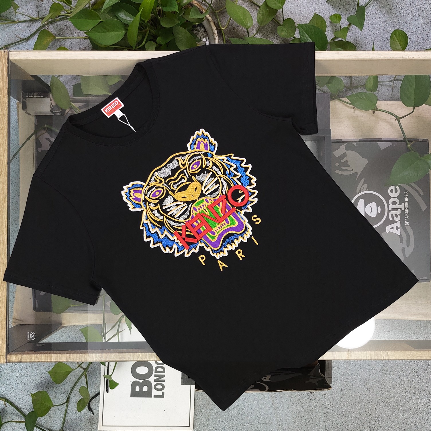 💰90
【款号：Su714】高版本
2025新款KENZO高田贤三刺绣老虎头图案logo绣花休闲情侣短袖T恤，简单整洁的配色，吸睛且高端大气，胸前几十万针精工刺绣，依然保持一丝不苟的严谨态度，给您高端品质，采用最受欢迎的丝光棉精棉面料，优质透气，舒适凉爽。内里刺绣处，网纱处理，亲肤舒适，男女同款！
颜色：黑色
尺码：S～XL
    肩宽 胸围 衣长
S    42    100   65
M    44   104   67
L    46   108   69
XL  48    112   71
（注：手工测量，误差1-2cm）