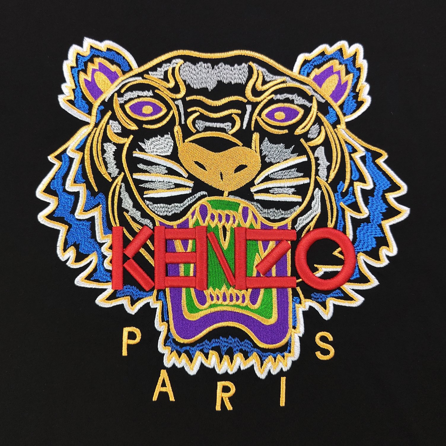 💰90
【款号：Su714】高版本
2025新款KENZO高田贤三刺绣老虎头图案logo绣花休闲情侣短袖T恤，简单整洁的配色，吸睛且高端大气，胸前几十万针精工刺绣，依然保持一丝不苟的严谨态度，给您高端品质，采用最受欢迎的丝光棉精棉面料，优质透气，舒适凉爽。内里刺绣处，网纱处理，亲肤舒适，男女同款！
颜色：黑色
尺码：S～XL
    肩宽 胸围 衣长
S    42    100   65
M    44   104   67
L    46   108   69
XL  48    112   71
（注：手工测量，误差1-2cm）