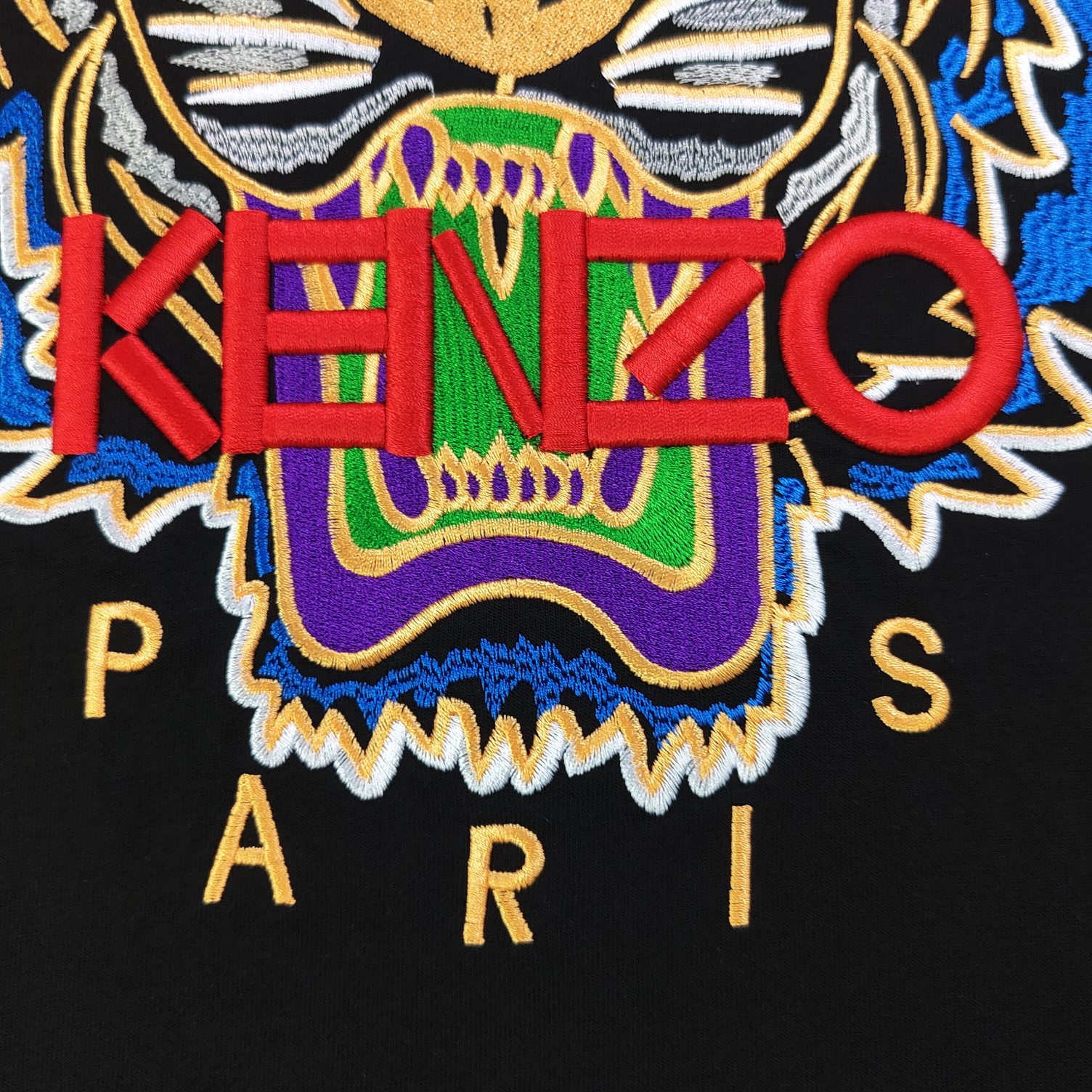 💰90
【款号：Su714】高版本
2025新款KENZO高田贤三刺绣老虎头图案logo绣花休闲情侣短袖T恤，简单整洁的配色，吸睛且高端大气，胸前几十万针精工刺绣，依然保持一丝不苟的严谨态度，给您高端品质，采用最受欢迎的丝光棉精棉面料，优质透气，舒适凉爽。内里刺绣处，网纱处理，亲肤舒适，男女同款！
颜色：黑色
尺码：S～XL
    肩宽 胸围 衣长
S    42    100   65
M    44   104   67
L    46   108   69
XL  48    112   71
（注：手工测量，误差1-2cm）