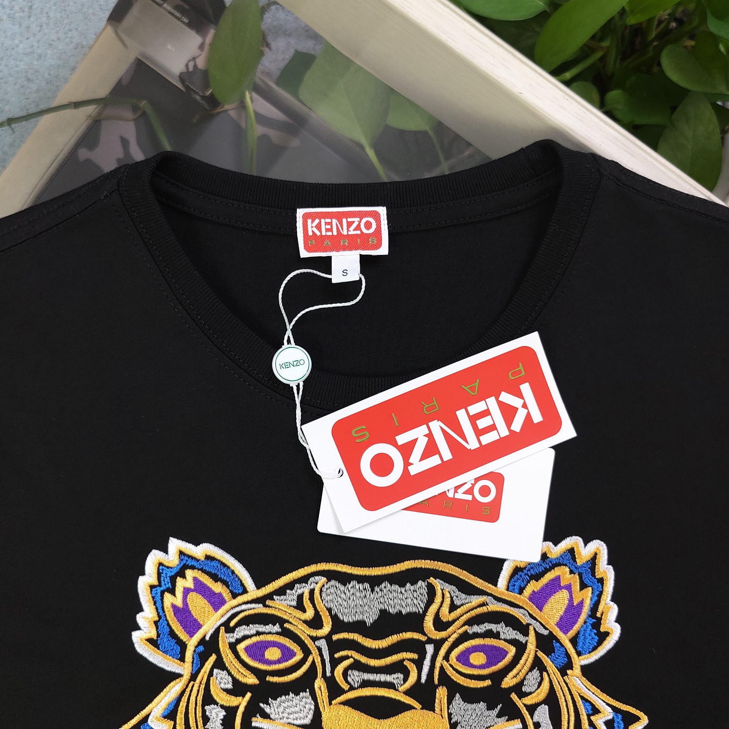 💰90
【款号：Su714】高版本
2025新款KENZO高田贤三刺绣老虎头图案logo绣花休闲情侣短袖T恤，简单整洁的配色，吸睛且高端大气，胸前几十万针精工刺绣，依然保持一丝不苟的严谨态度，给您高端品质，采用最受欢迎的丝光棉精棉面料，优质透气，舒适凉爽。内里刺绣处，网纱处理，亲肤舒适，男女同款！
颜色：黑色
尺码：S～XL
    肩宽 胸围 衣长
S    42    100   65
M    44   104   67
L    46   108   69
XL  48    112   71
（注：手工测量，误差1-2cm）