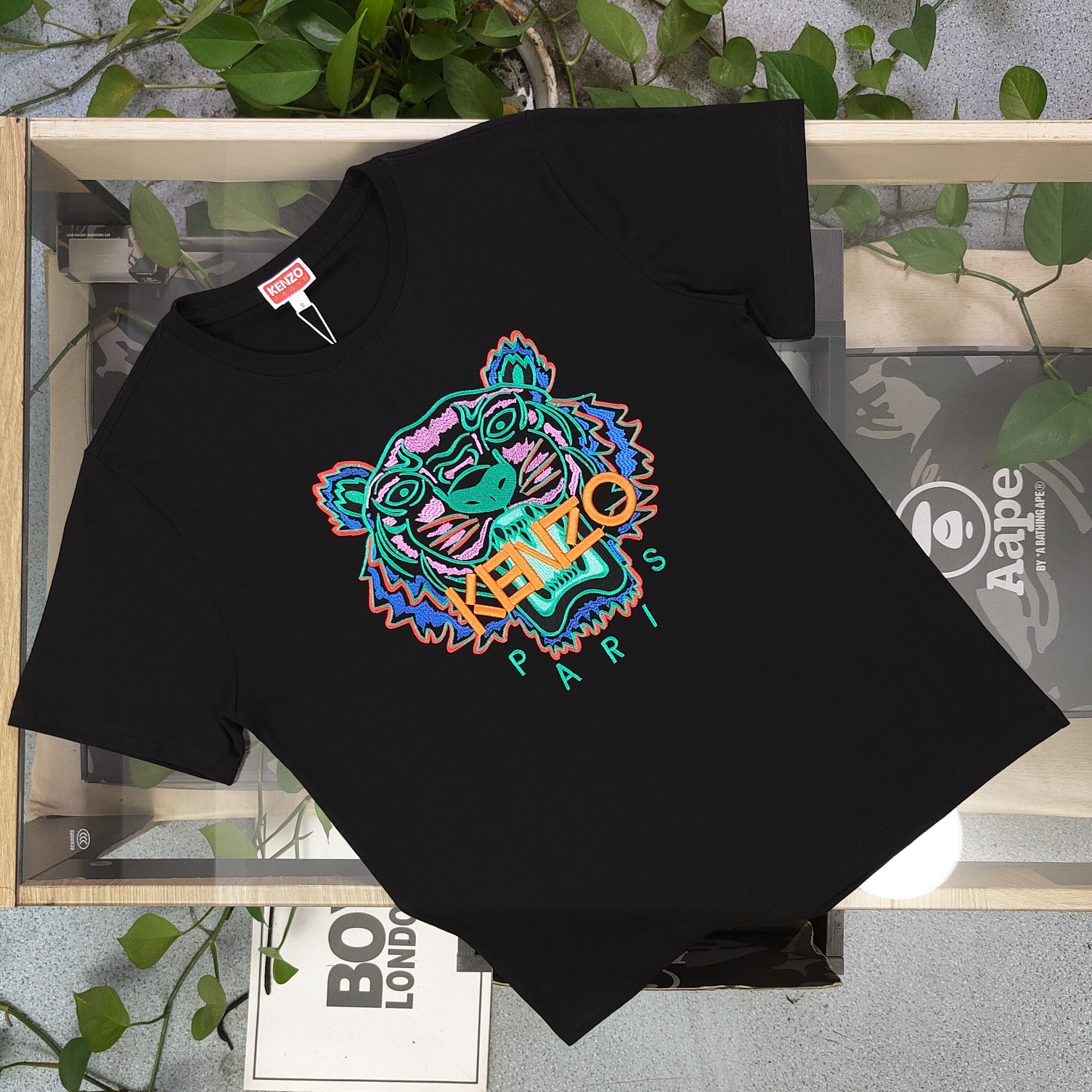 💰90
【款号：Su715】高版本
2025新款KENZO高田贤三刺绣老虎头图案logo绣花休闲情侣短袖T恤，简单整洁的配色，吸睛且高端大气，胸前几十万针精工刺绣，依然保持一丝不苟的严谨态度，给您高端品质，采用最受欢迎的丝光棉精棉面料，优质透气，舒适凉爽。内里刺绣处，网纱处理，亲肤舒适，男女同款！
颜色：黑色
尺码：S～XL
    肩宽 胸围 衣长
S    42    100   65
M    44   104   67
L    46   108   69
XL  48    112   71
（注：手工测量，误差1-2cm）