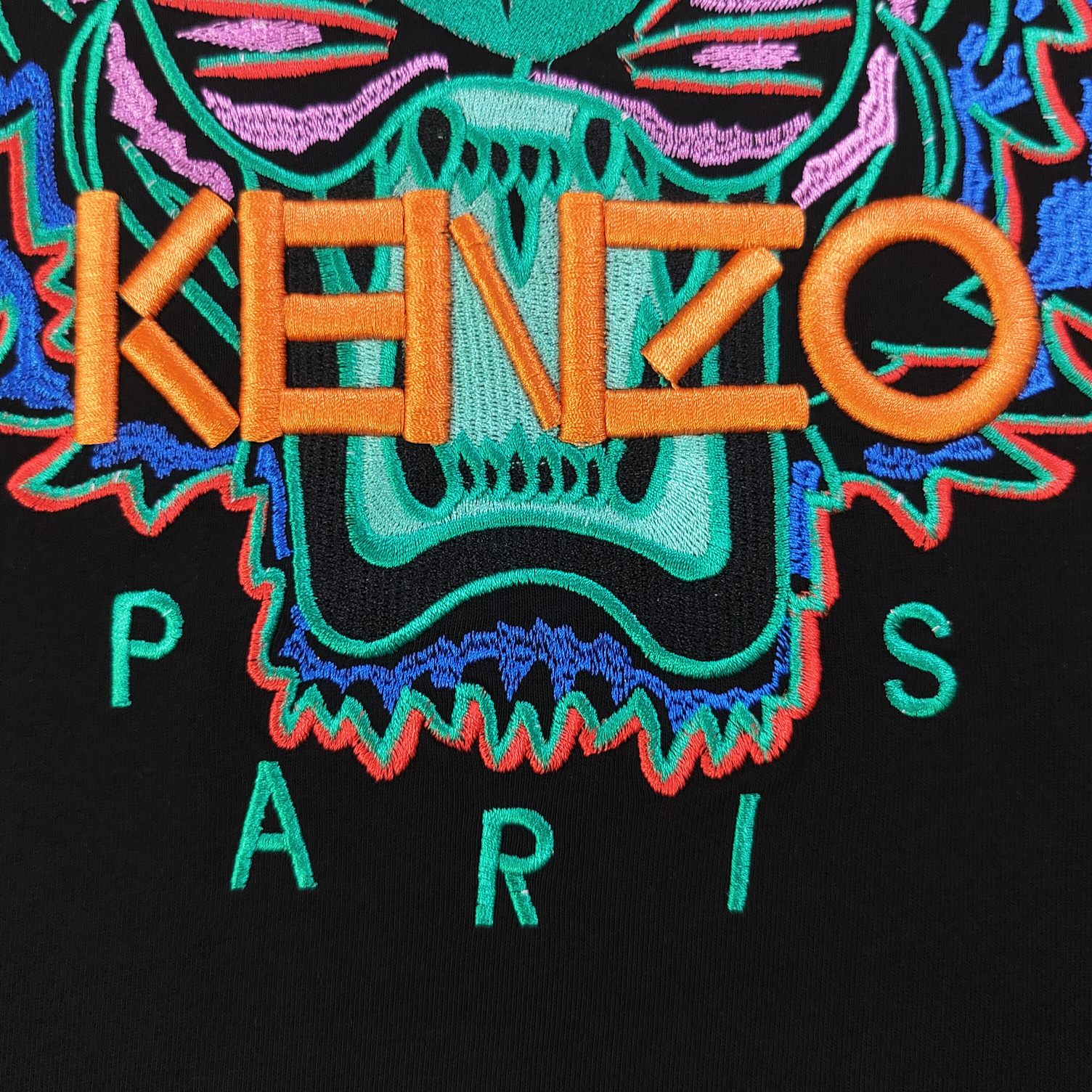 💰90
【款号：Su715】高版本
2025新款KENZO高田贤三刺绣老虎头图案logo绣花休闲情侣短袖T恤，简单整洁的配色，吸睛且高端大气，胸前几十万针精工刺绣，依然保持一丝不苟的严谨态度，给您高端品质，采用最受欢迎的丝光棉精棉面料，优质透气，舒适凉爽。内里刺绣处，网纱处理，亲肤舒适，男女同款！
颜色：黑色
尺码：S～XL
    肩宽 胸围 衣长
S    42    100   65
M    44   104   67
L    46   108   69
XL  48    112   71
（注：手工测量，误差1-2cm）