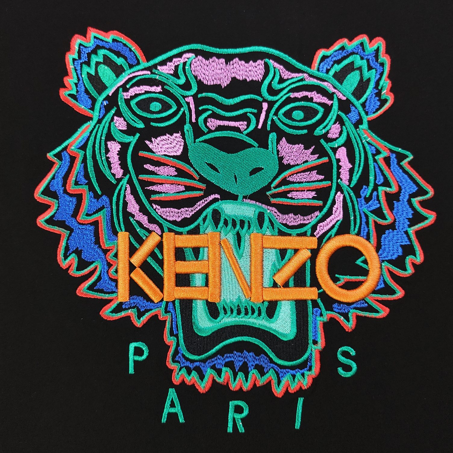 💰90
【款号：Su715】高版本
2025新款KENZO高田贤三刺绣老虎头图案logo绣花休闲情侣短袖T恤，简单整洁的配色，吸睛且高端大气，胸前几十万针精工刺绣，依然保持一丝不苟的严谨态度，给您高端品质，采用最受欢迎的丝光棉精棉面料，优质透气，舒适凉爽。内里刺绣处，网纱处理，亲肤舒适，男女同款！
颜色：黑色
尺码：S～XL
    肩宽 胸围 衣长
S    42    100   65
M    44   104   67
L    46   108   69
XL  48    112   71
（注：手工测量，误差1-2cm）