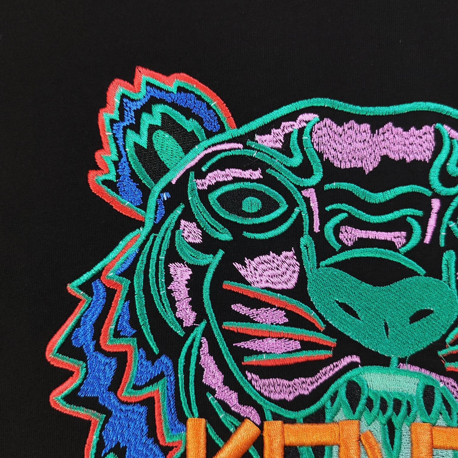 💰90
【款号：Su715】高版本
2025新款KENZO高田贤三刺绣老虎头图案logo绣花休闲情侣短袖T恤，简单整洁的配色，吸睛且高端大气，胸前几十万针精工刺绣，依然保持一丝不苟的严谨态度，给您高端品质，采用最受欢迎的丝光棉精棉面料，优质透气，舒适凉爽。内里刺绣处，网纱处理，亲肤舒适，男女同款！
颜色：黑色
尺码：S～XL
    肩宽 胸围 衣长
S    42    100   65
M    44   104   67
L    46   108   69
XL  48    112   71
（注：手工测量，误差1-2cm）