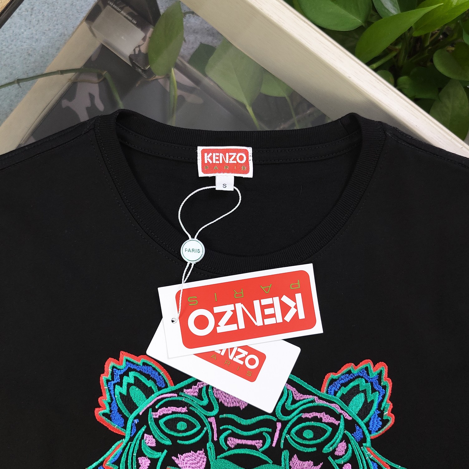 💰90
【款号：Su715】高版本
2025新款KENZO高田贤三刺绣老虎头图案logo绣花休闲情侣短袖T恤，简单整洁的配色，吸睛且高端大气，胸前几十万针精工刺绣，依然保持一丝不苟的严谨态度，给您高端品质，采用最受欢迎的丝光棉精棉面料，优质透气，舒适凉爽。内里刺绣处，网纱处理，亲肤舒适，男女同款！
颜色：黑色
尺码：S～XL
    肩宽 胸围 衣长
S    42    100   65
M    44   104   67
L    46   108   69
XL  48    112   71
（注：手工测量，误差1-2cm）
