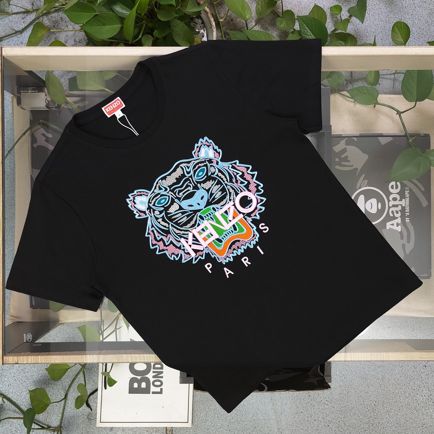 💰90
【款号：Su716】高版本
2025新款KENZO高田贤三刺绣老虎头图案logo绣花休闲情侣短袖T恤，简单整洁的配色，吸睛且高端大气，胸前几十万针精工刺绣，依然保持一丝不苟的严谨态度，给您高端品质，采用最受欢迎的丝光棉精棉面料，优质透气，舒适凉爽。内里刺绣处，网纱处理，亲肤舒适，男女同款！
颜色：黑色
尺码：S～XL
    肩宽 胸围 衣长
S    42    100   65
M    44   104   67
L    46   108   69
XL  48    112   71
（注：手工测量，误差1-2cm）