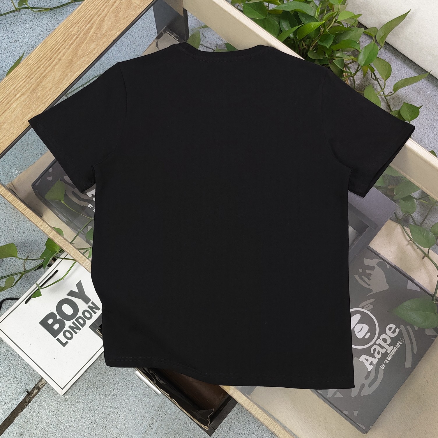 💰90
【款号：Su716】高版本
2025新款KENZO高田贤三刺绣老虎头图案logo绣花休闲情侣短袖T恤，简单整洁的配色，吸睛且高端大气，胸前几十万针精工刺绣，依然保持一丝不苟的严谨态度，给您高端品质，采用最受欢迎的丝光棉精棉面料，优质透气，舒适凉爽。内里刺绣处，网纱处理，亲肤舒适，男女同款！
颜色：黑色
尺码：S～XL
    肩宽 胸围 衣长
S    42    100   65
M    44   104   67
L    46   108   69
XL  48    112   71
（注：手工测量，误差1-2cm）