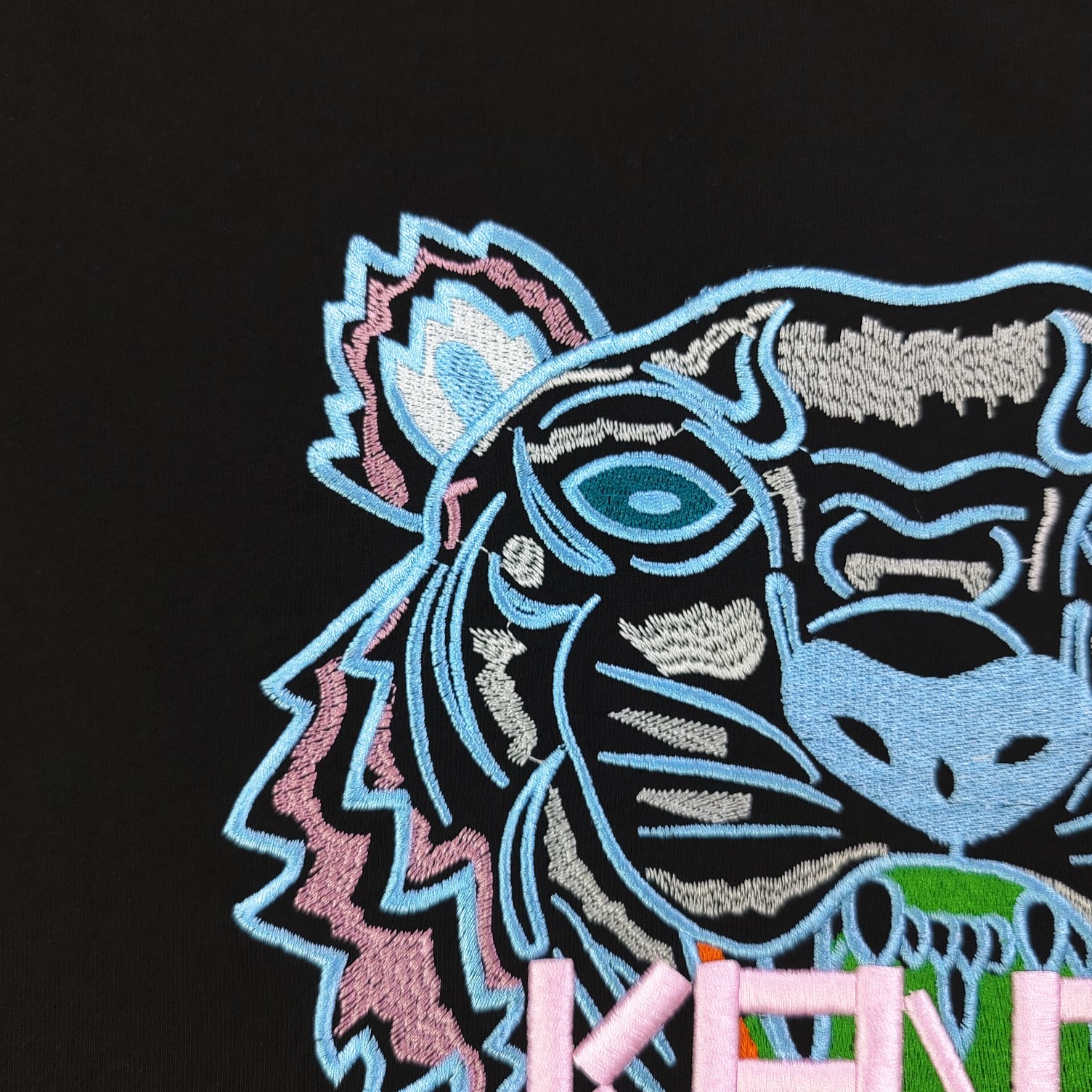 💰90
【款号：Su716】高版本
2025新款KENZO高田贤三刺绣老虎头图案logo绣花休闲情侣短袖T恤，简单整洁的配色，吸睛且高端大气，胸前几十万针精工刺绣，依然保持一丝不苟的严谨态度，给您高端品质，采用最受欢迎的丝光棉精棉面料，优质透气，舒适凉爽。内里刺绣处，网纱处理，亲肤舒适，男女同款！
颜色：黑色
尺码：S～XL
    肩宽 胸围 衣长
S    42    100   65
M    44   104   67
L    46   108   69
XL  48    112   71
（注：手工测量，误差1-2cm）