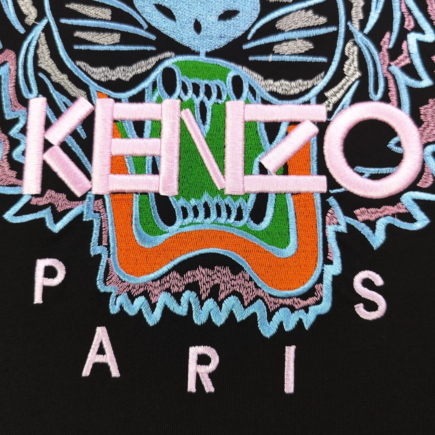 💰90
【款号：Su716】高版本
2025新款KENZO高田贤三刺绣老虎头图案logo绣花休闲情侣短袖T恤，简单整洁的配色，吸睛且高端大气，胸前几十万针精工刺绣，依然保持一丝不苟的严谨态度，给您高端品质，采用最受欢迎的丝光棉精棉面料，优质透气，舒适凉爽。内里刺绣处，网纱处理，亲肤舒适，男女同款！
颜色：黑色
尺码：S～XL
    肩宽 胸围 衣长
S    42    100   65
M    44   104   67
L    46   108   69
XL  48    112   71
（注：手工测量，误差1-2cm）