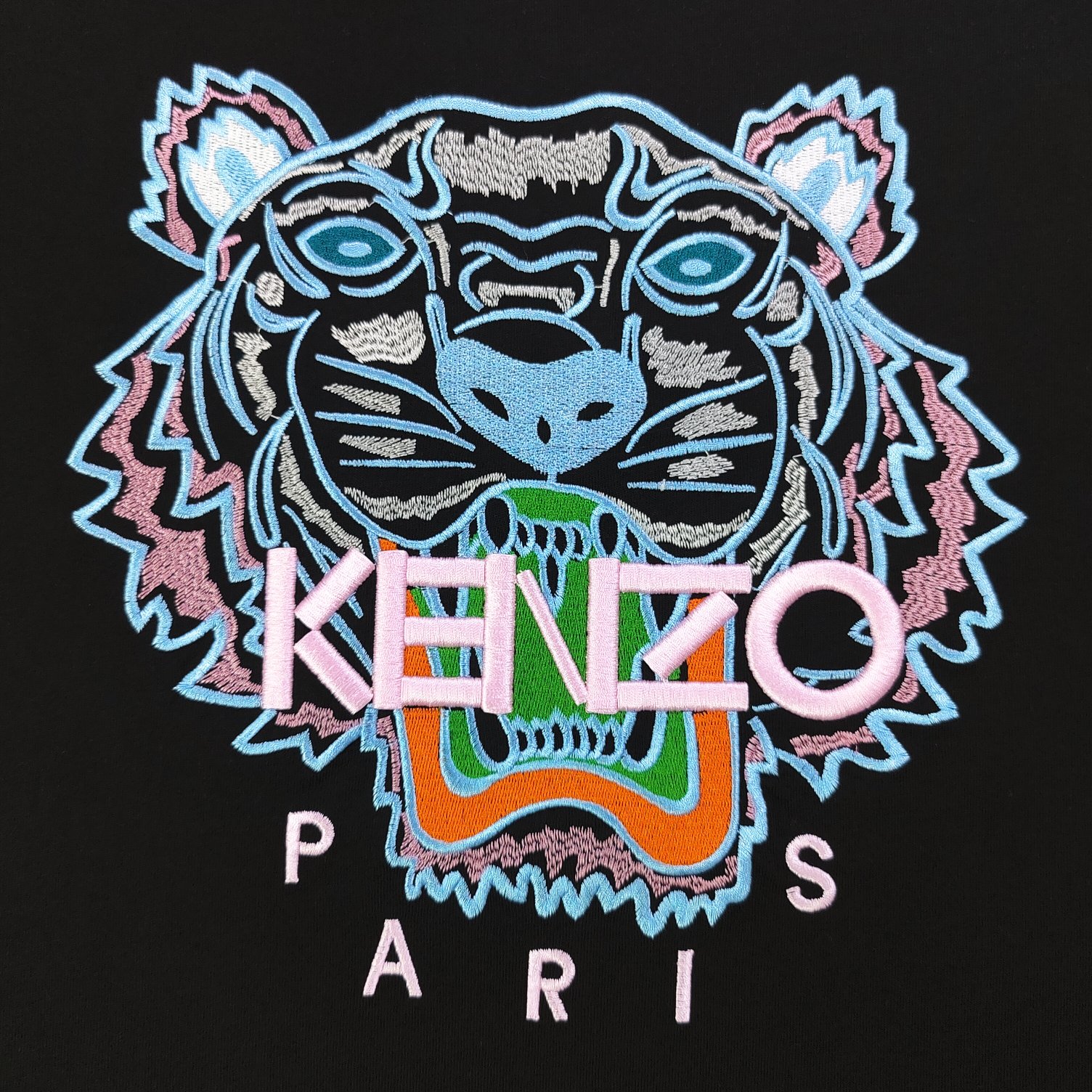 💰90
【款号：Su716】高版本
2025新款KENZO高田贤三刺绣老虎头图案logo绣花休闲情侣短袖T恤，简单整洁的配色，吸睛且高端大气，胸前几十万针精工刺绣，依然保持一丝不苟的严谨态度，给您高端品质，采用最受欢迎的丝光棉精棉面料，优质透气，舒适凉爽。内里刺绣处，网纱处理，亲肤舒适，男女同款！
颜色：黑色
尺码：S～XL
    肩宽 胸围 衣长
S    42    100   65
M    44   104   67
L    46   108   69
XL  48    112   71
（注：手工测量，误差1-2cm）