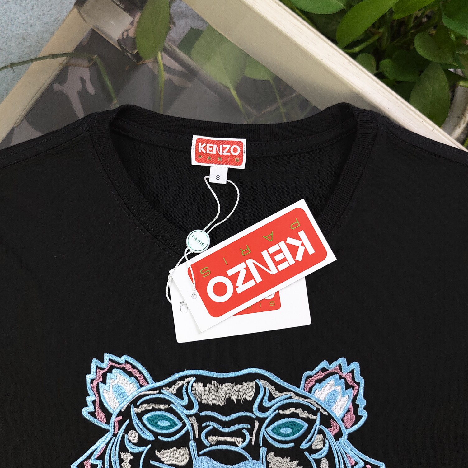 💰90
【款号：Su716】高版本
2025新款KENZO高田贤三刺绣老虎头图案logo绣花休闲情侣短袖T恤，简单整洁的配色，吸睛且高端大气，胸前几十万针精工刺绣，依然保持一丝不苟的严谨态度，给您高端品质，采用最受欢迎的丝光棉精棉面料，优质透气，舒适凉爽。内里刺绣处，网纱处理，亲肤舒适，男女同款！
颜色：黑色
尺码：S～XL
    肩宽 胸围 衣长
S    42    100   65
M    44   104   67
L    46   108   69
XL  48    112   71
（注：手工测量，误差1-2cm）