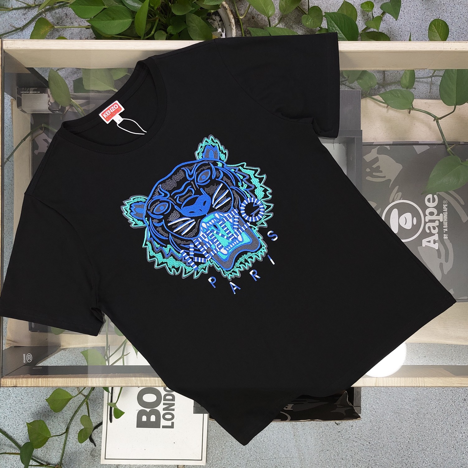 💰90
【款号：Su717】高版本
2025新款KENZO高田贤三刺绣老虎头图案logo绣花休闲情侣短袖T恤，简单整洁的配色，吸睛且高端大气，胸前几十万针精工刺绣，依然保持一丝不苟的严谨态度，给您高端品质，采用最受欢迎的丝光棉精棉面料，优质透气，舒适凉爽。内里刺绣处，网纱处理，亲肤舒适，男女同款！
颜色：黑色
尺码：S～XL
    肩宽 胸围 衣长
S    42    100   65
M    44   104   67
L    46   108   69
XL  48    112   71
（注：手工测量，误差1-2cm）