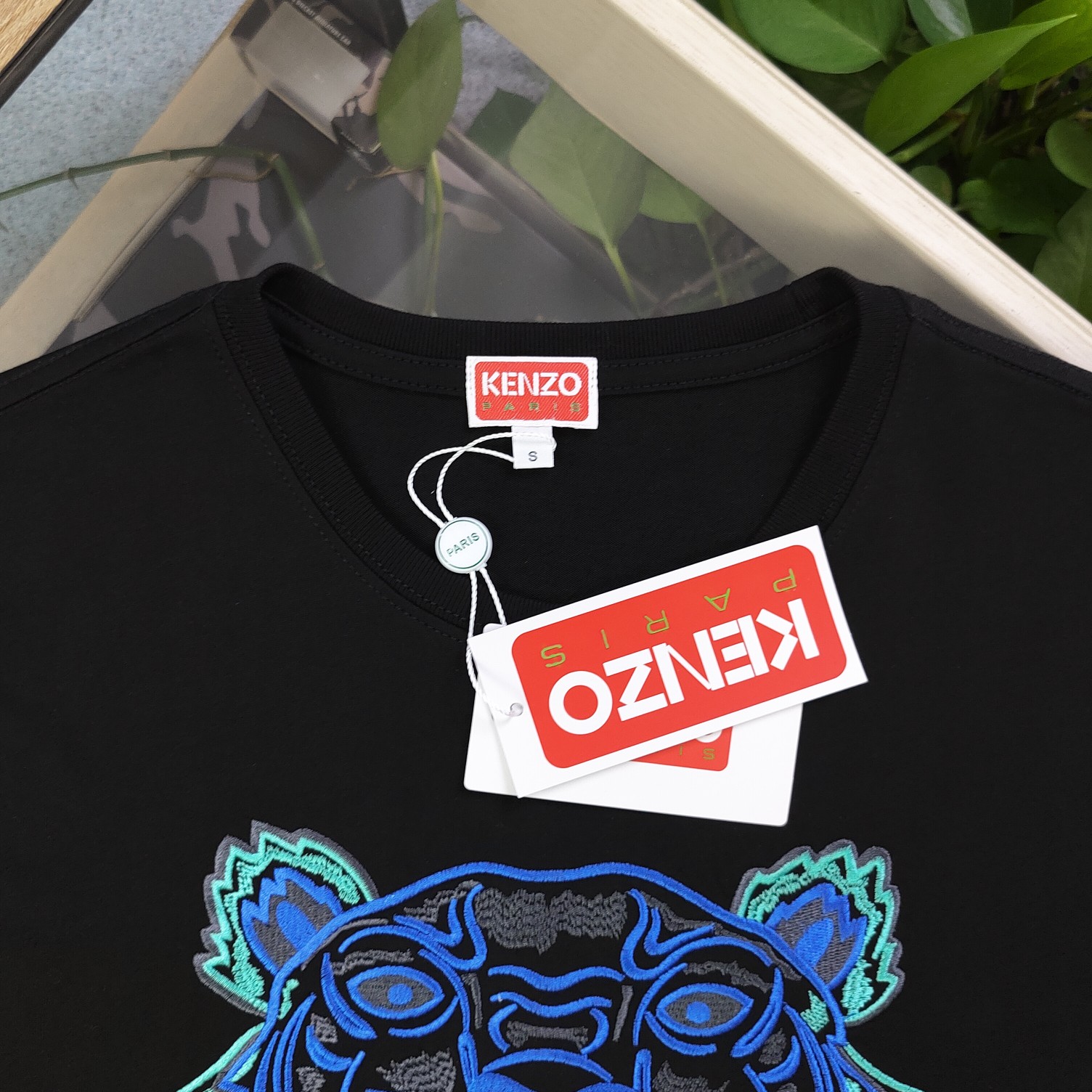 💰90
【款号：Su717】高版本
2025新款KENZO高田贤三刺绣老虎头图案logo绣花休闲情侣短袖T恤，简单整洁的配色，吸睛且高端大气，胸前几十万针精工刺绣，依然保持一丝不苟的严谨态度，给您高端品质，采用最受欢迎的丝光棉精棉面料，优质透气，舒适凉爽。内里刺绣处，网纱处理，亲肤舒适，男女同款！
颜色：黑色
尺码：S～XL
    肩宽 胸围 衣长
S    42    100   65
M    44   104   67
L    46   108   69
XL  48    112   71
（注：手工测量，误差1-2cm）