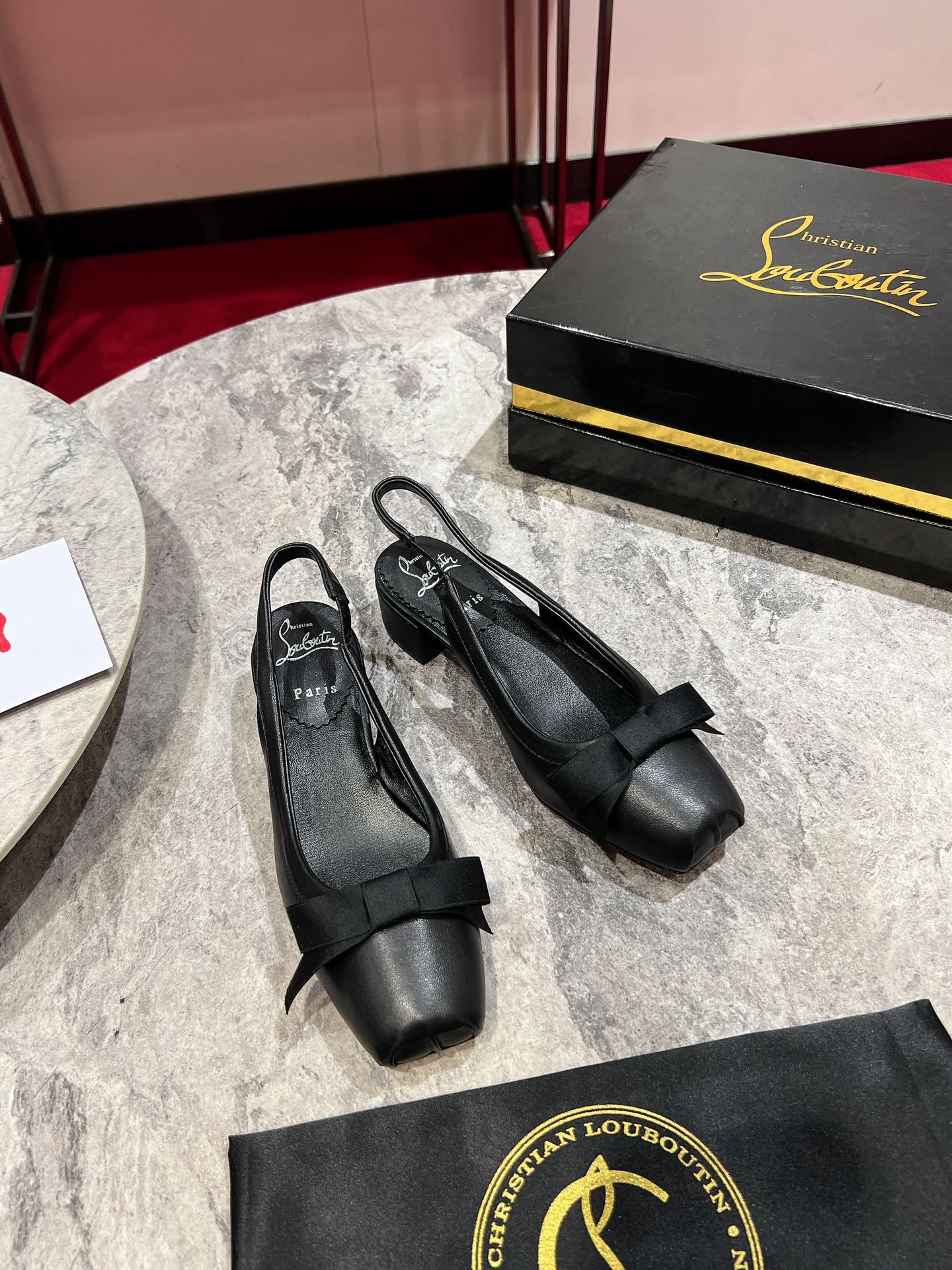 ????❥∙ 芭蕾舞鞋????✪∙ꫛꫀw.✔︎ \n????️zbdbs\n永恒的Mamaflirt吊带泵以其优雅的吸引力而魅力四射。这款Maison Christian Louboutin高跟鞋采用黑色皮革制作而成，鞋跟为30毫米，露出脚背。这款鞋的特点是低胸鞋面，方头鞋头和鞋面上的蝴蝶结，给人优雅的感觉。\n\nsize：35码-43码\n（40.41.42.43.定做不退不换。‼️43.码➕10）\n颜色：黑 米 黄\n大底：真皮大底\n跟高：3cm