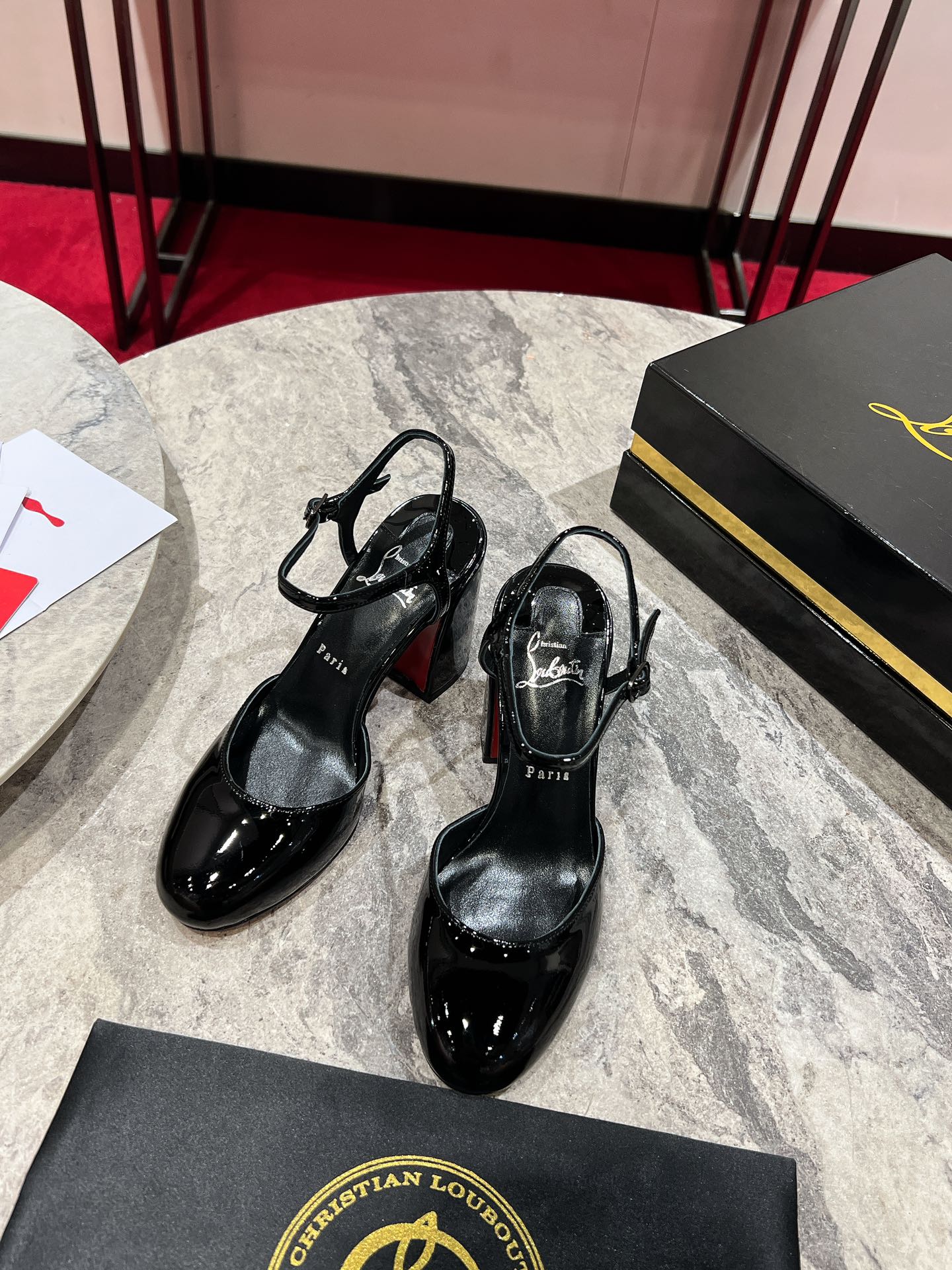 NO:441157,Mary Jane Sandals w. French retro logo item - Mary Jane shoes, highlighting the uniqueness of the new Movida Jane shoes, round almond toe to shape Mary Jane silhouette, continuing the girlish sentiment. The bright patent leather makes it more bold and fearless, and the curved heel is unique. The double-layer lace-up design embellishes the oval buckle, renewing the avant-garde style. Size 34 size-42 size (34.40.41.42 custom made without return or exchange.) Heel height 8.5, Mary Jane, christian louboutin, sandals, mary jane19860909玛丽珍凉鞋w.  法式复古的标志单品--玛丽珍鞋,凸显与众不同 全新 Movida Jane鞋履,圆润杏仁形鞋头塑造玛丽珍廓形 ,延续少女情怀. 亮面漆皮更显大胆无畏,弧形鞋跟别具一格.双层系带设计点缀椭圆形鞋扣,焕新前卫格调. size34码-42码（34.40.41.42定做不退不换.） 跟高 8.5,玛丽珍,christian louboutin,sandals,mary jane,Women's Shoes