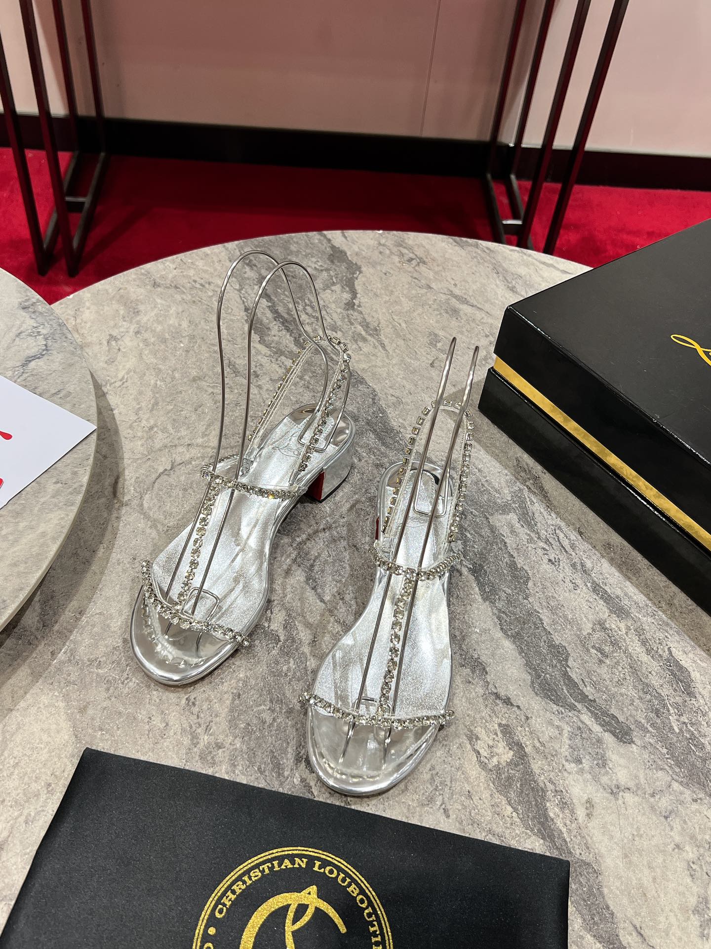 NO:440967,Chain drill w. The bright leather reflects the dreamy crystal, and the deep love shines in the foot. It becomes the focus of happiness in the audience, and the full-score sweet mode is only open to you. Size 34-42 size (34.40.41.42. Customized without return or exchange.) Heel height 4.5cm Color silver, high heels, christian louboutin, high heels19860909链条钻拖w.  亮面皮革映衬梦幻水晶 浓浓爱意闪耀足间.成为全场幸福焦点,满分甜模式仅对你开放. size34码-42码（34.40.41.42.定做不退不换.） 跟高4.5cm 颜色银色,高跟鞋,christian louboutin,high heels,Women's Shoes