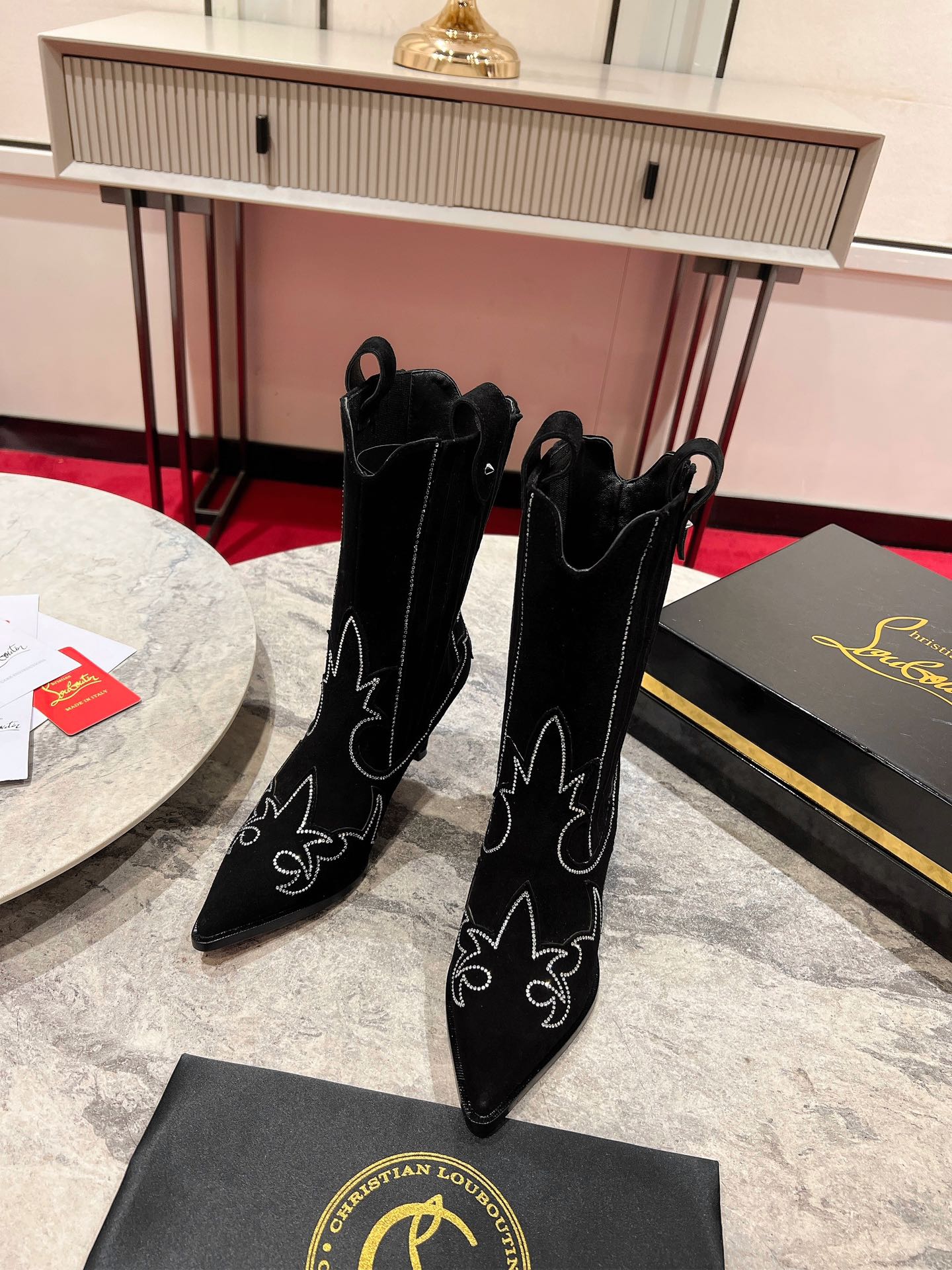 NO:479087,P long P short 24Aw catwalk classic boots, the same style of the celebrity Santi a Botta Strass boots adopt an innovative wild western style design. The shoe is made of black Yangjing, with a high heel of 85mm. The iconic western denim style is reminiscent of the pattern of denim boots. The full range of high boots challenge upper 3D embroidery, hand-sewn iron diamonds, three-dimensional upper, purely crafted work. Heel height 8.5cm Size 35-43 (all sizes are customized without return or exchange, 43 size 10) Color brown black, boots, christian louboutin, bottega veneta, boots, sheep19860909P长款 P 短款 24Aw走秀经典长靴,明星同款Santi a Botta Strass靴采用创新的野生西部风设计.该款鞋用黑色羊京制成,鞋跟为85毫米的高跟.标志性的西部牛仔风格让人联想到牛仔靴的图案. 全系列高靴挑战鞋面3D刺绣,手工缝制烫钻,立体鞋面,纯属工艺作品. 跟高8.5cm 码数35-43（所有码数均为定做不退不换, 43码10） 颜色棕色 黑色,靴子,christian louboutin,bottega veneta,boots,sheep,Women's Shoes