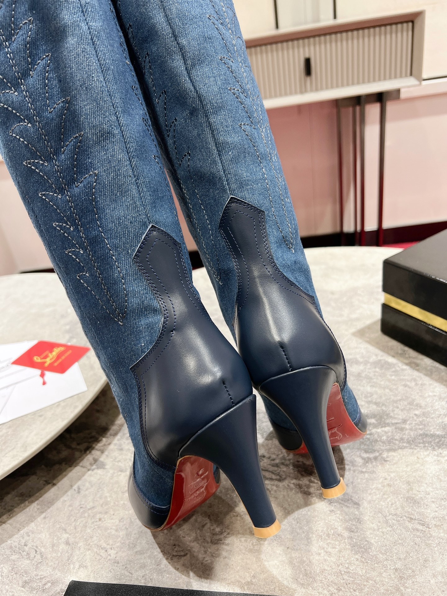 Western-inspired High Boots with 3D Embroidery and Iconic Cowboy Style - 图片 4