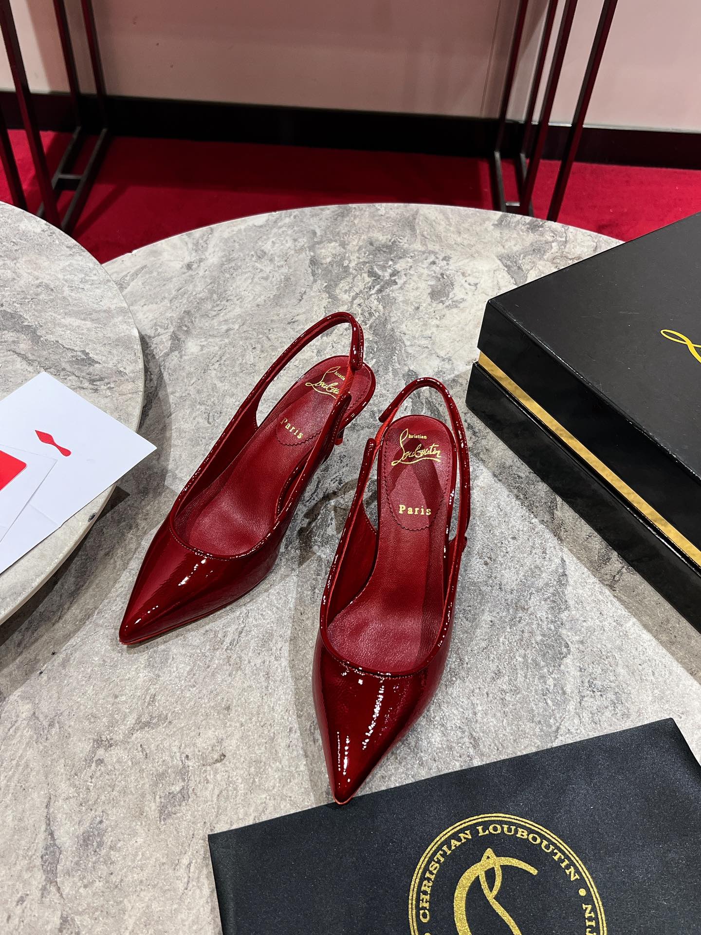 NO:171238,CL buckle back empty w. This high heel is made of black calf leather and is equipped with a delicate 6.5mm cat heel. The closed toes contrast with the open twill shoes, with fine stitching decorations on each edge. The twill shoes are made of the acronym of the iconic Maison Christian Louboutin and are paired with a bold Louboutin red base. Size 34 size - 44 size (34.40.41.42.43.44 custom-made non-refunding. 43.44 size 10 pieces) Heel height 6.5cm color black wrinkle paint red wrinkle paint (red custom-made non-refunding), high heels, christian louboutin, christian louboutin, high heels, cowhide19860909CL扣后空w.  这款高跟鞋由黑色小牛皮制成,配有精致的6.5毫米猫尾跟.封闭的脚趾与开放式斜纹鞋形成鲜明对比,每个边缘都有精细的缝线装饰.这双斜纹鞋采用标志性的Maison Christian Louboutin的首字母缩写,并配以大胆的 Loubi 红色底座. size34码-44码（34.40.41.42.43.44定做不退不换.43.44码10块） 跟高6.5cm 颜色黑皱漆 红皱漆（红色定做不退不换）,高跟鞋,christian louboutin,christian louboutin,high heels,cowhide,Women's Shoes