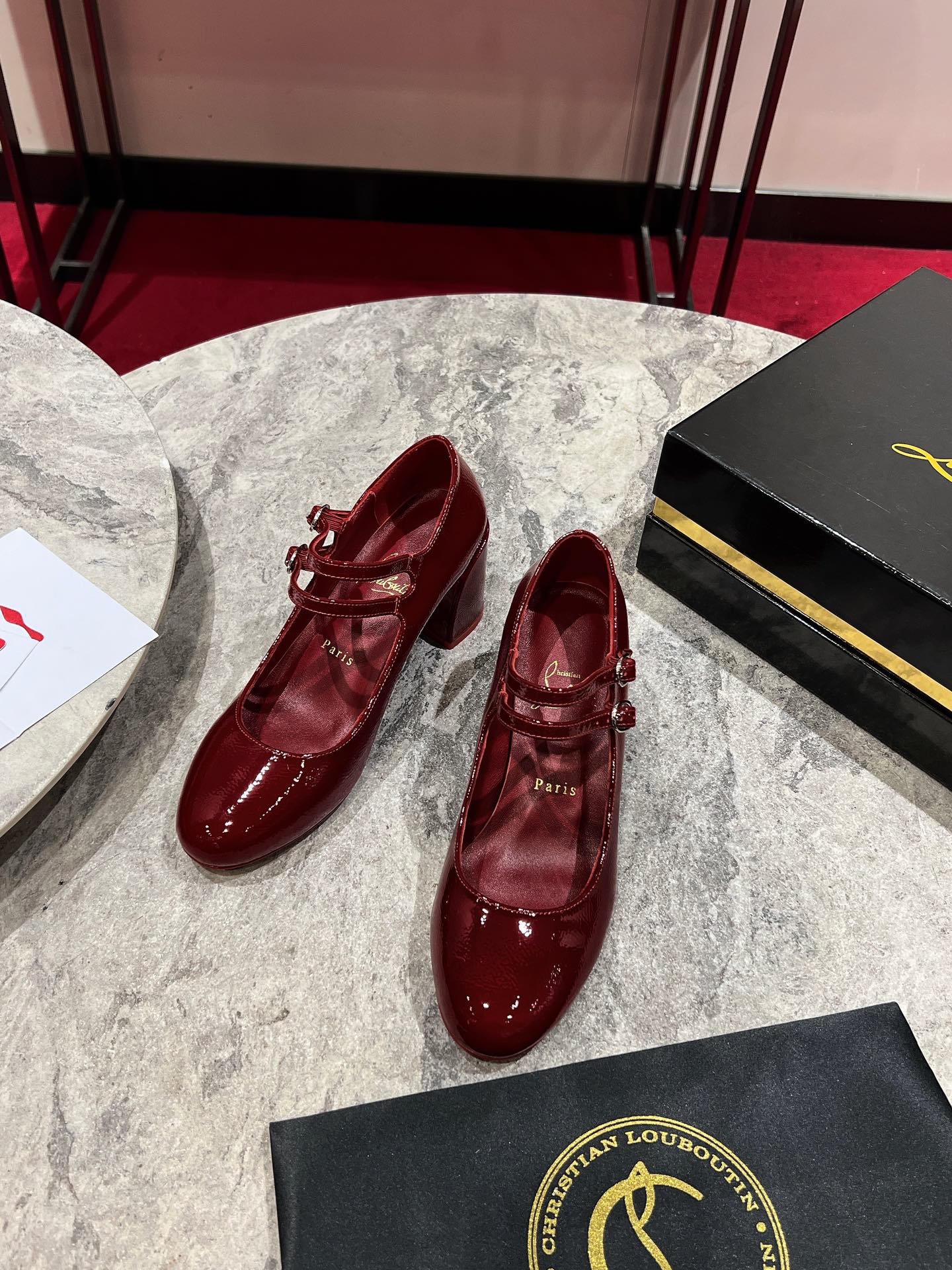 NO:441200,Mary Jane (single shoes) w. French retro logo item - Mary Jane shoes, highlighting the uniqueness of the new Movida Jane shoes, round almond toe to shape Mary Jane silhouette, continuing the girlish sentiment. The bright patent leather makes it more bold and fearless, and the curved heel is unique. The double-layer lace-up design embellishes the oval buckle, renewing the avant-garde style. Size 34 size-42 size (34.40.41.42 custom-made without return or replacement.) Heel height 5.5cm color black wrinkled paint Red wrinkled paint (red custom-made without return or replacement), Mary Jane, christian louboutin, mary jane19860909玛丽珍（单鞋）w.  法式复古的标志单品--玛丽珍鞋,凸显与众不同 全新 Movida Jane鞋履,圆润杏仁形鞋头塑造玛丽珍廓形 ,延续少女情怀. 亮面漆皮更显大胆无畏,弧形鞋跟别具一格.双层系带设计点缀椭圆形鞋扣,焕新前卫格调. size34码-42码（34.40.41.42定做不退不换.） 跟高5.5cm 颜色黑皱漆 红皱漆（红色定做不退不换）,玛丽珍,christian louboutin,mary jane,Women's Shoes