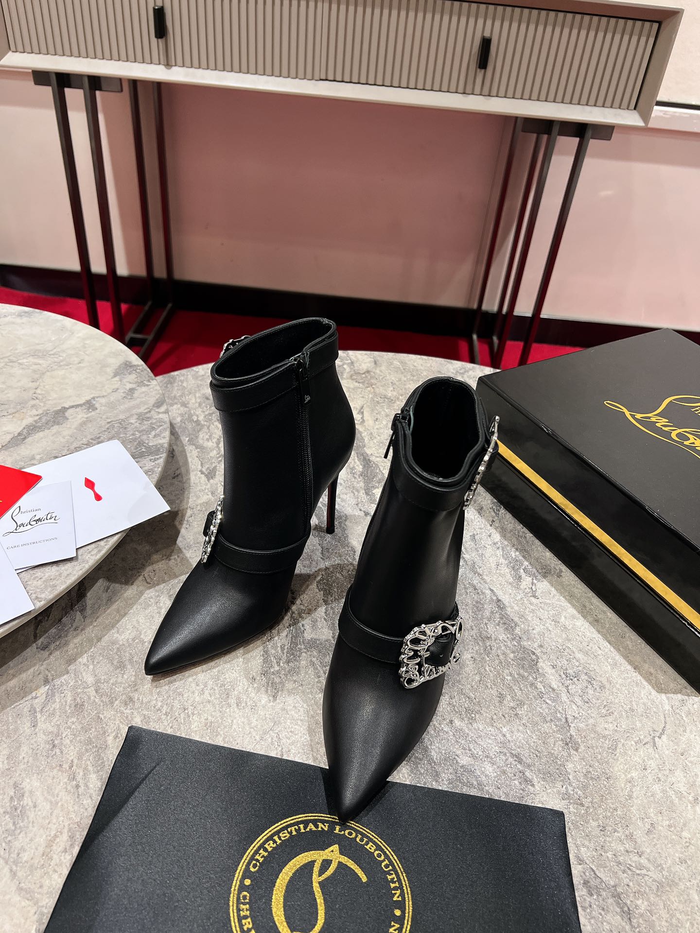 NO:479002,CL buckle boots w. P It comes with 100mm stilettos, completely made of black calfskin. It has a pointed toe, and what is unique is two straps with large metal buckles that adorn the upper. Size 34 size - 42 size (34.40.41.42. Custom made no return or exchange) Heel height 10cm Color black, boots, christian louboutin, boots, high heels, cowhide19860909CL扣靴w. P 它配有100毫米的细高跟鞋,完全由黑色小牛皮制成.它有一个尖尖的脚趾,与众不同的是两条带有大金属扣的带子,扣子装饰着鞋面. size34码-42码（34.40.41.42.定做不退不换） 跟高10cm 颜色黑,靴子,christian louboutin,boots,high heels,cowhide,Women's Shoes